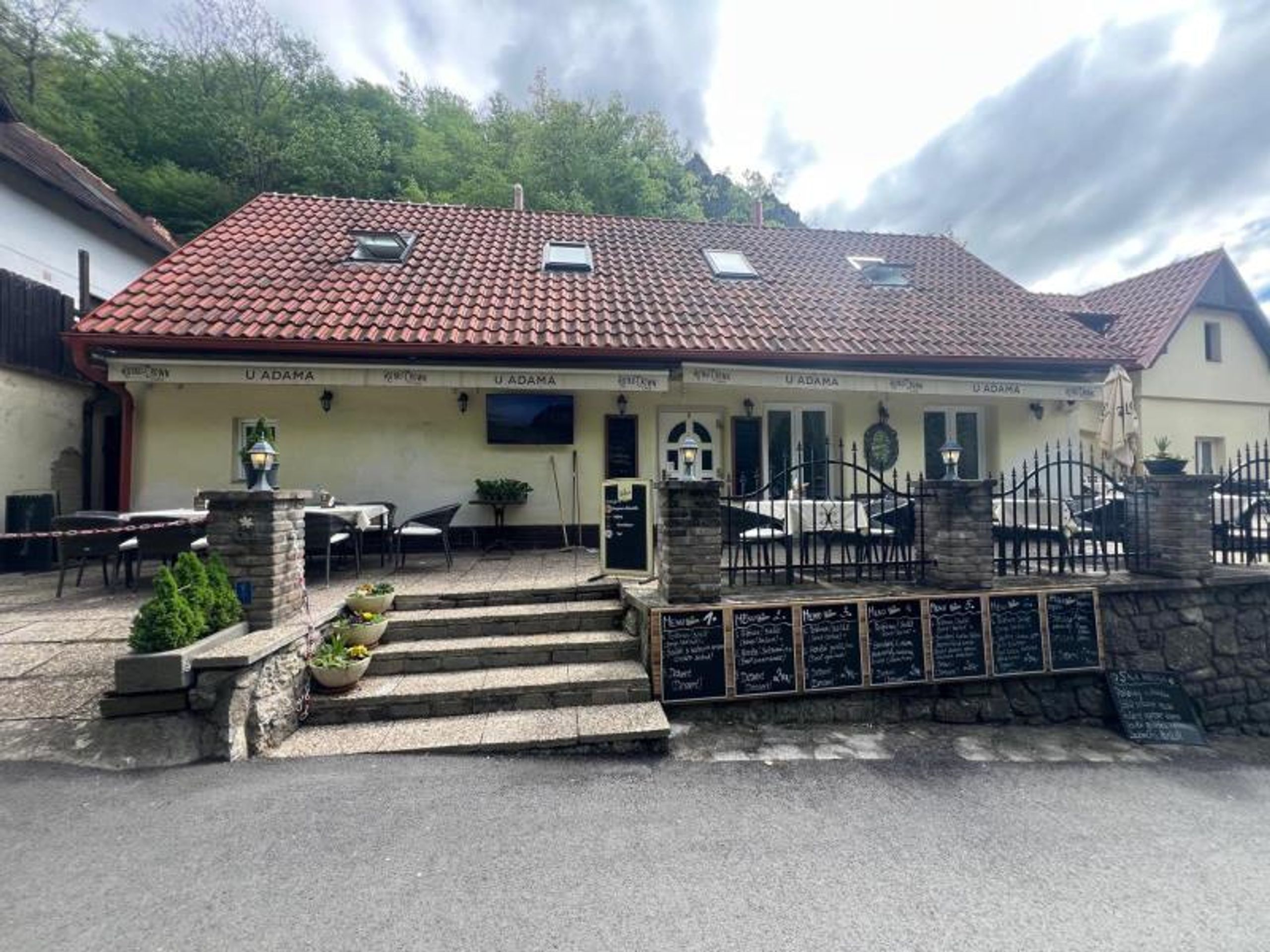 Uzavřená restaurace U Adama - Uzavřená restaurace U Adama (9/9)
