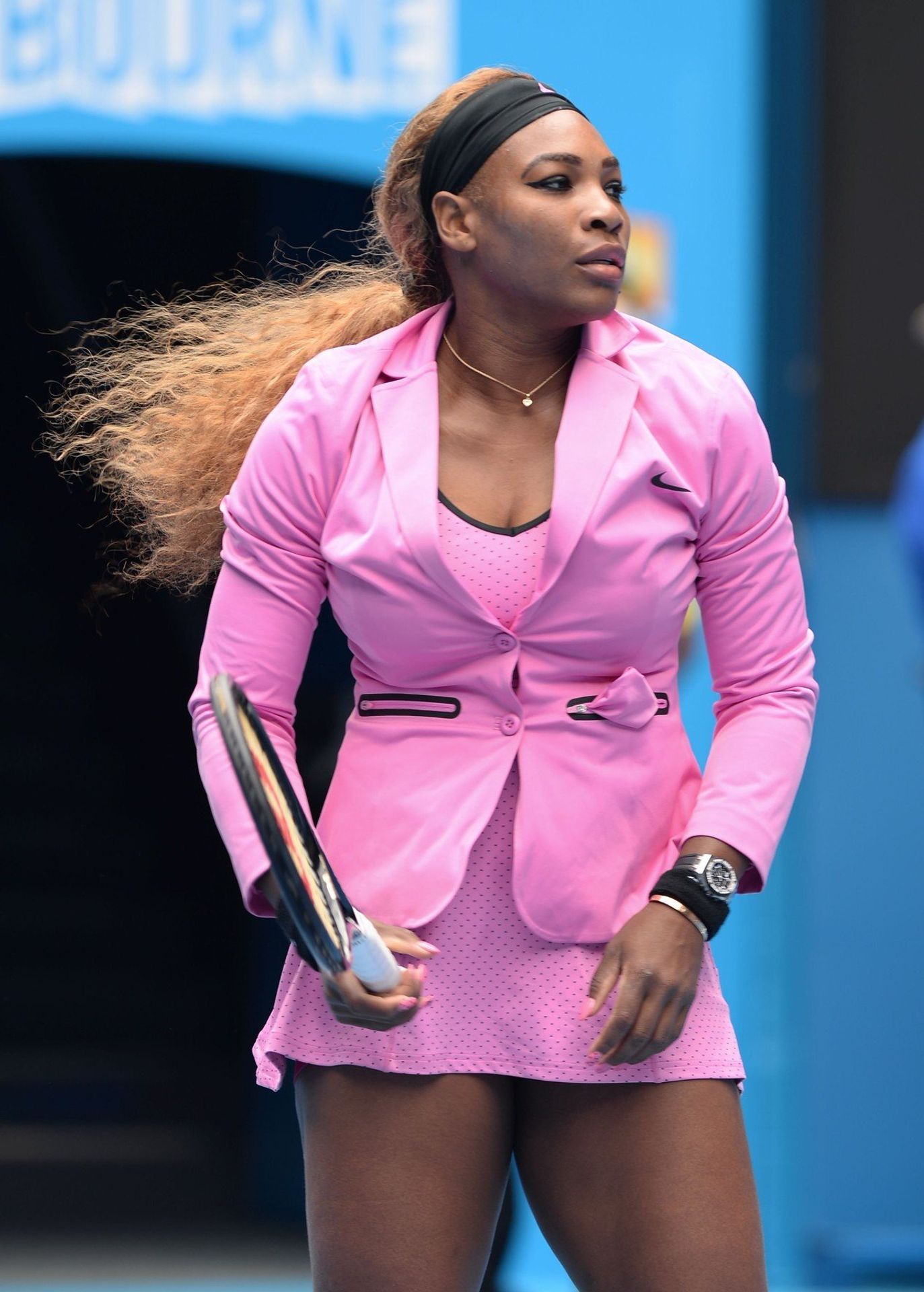 Na Australian Open zvolila Serena při rozcvičování elegantní růžový oblek - GALERIE: Serena Williamsová a její převleky (3/5)