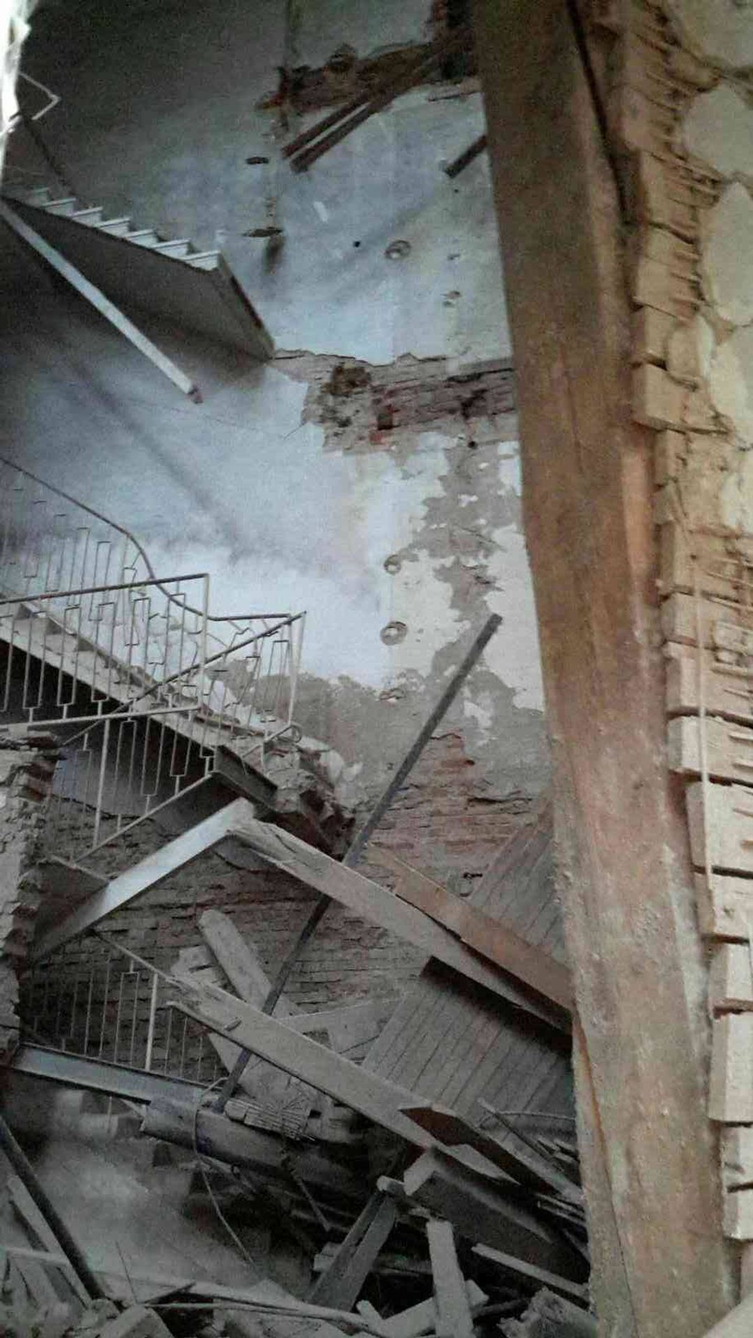 Zřícený hotel Kavkaz - 1 - GALERIE: Hotel Kavkaz (7/7)