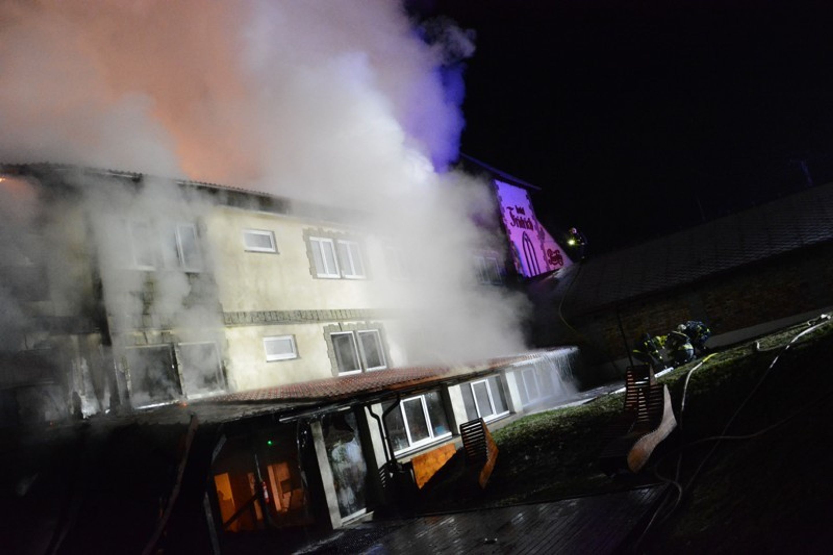 Požár hotelu Fridrich - 7 - GALERIE: Požár hotelu Fridrich v Těrlicku na Karvinsku (28/54)