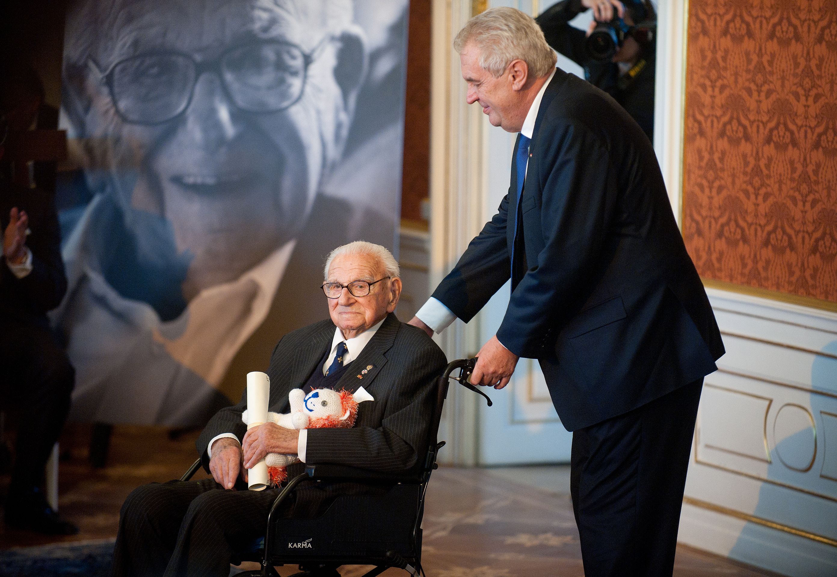 Prezident Zeman vyznamenal Sira Nicholase Wintona - GALERIE: Prezident Zeman vyznamenal Sira Nicholase Wintona (2/7)