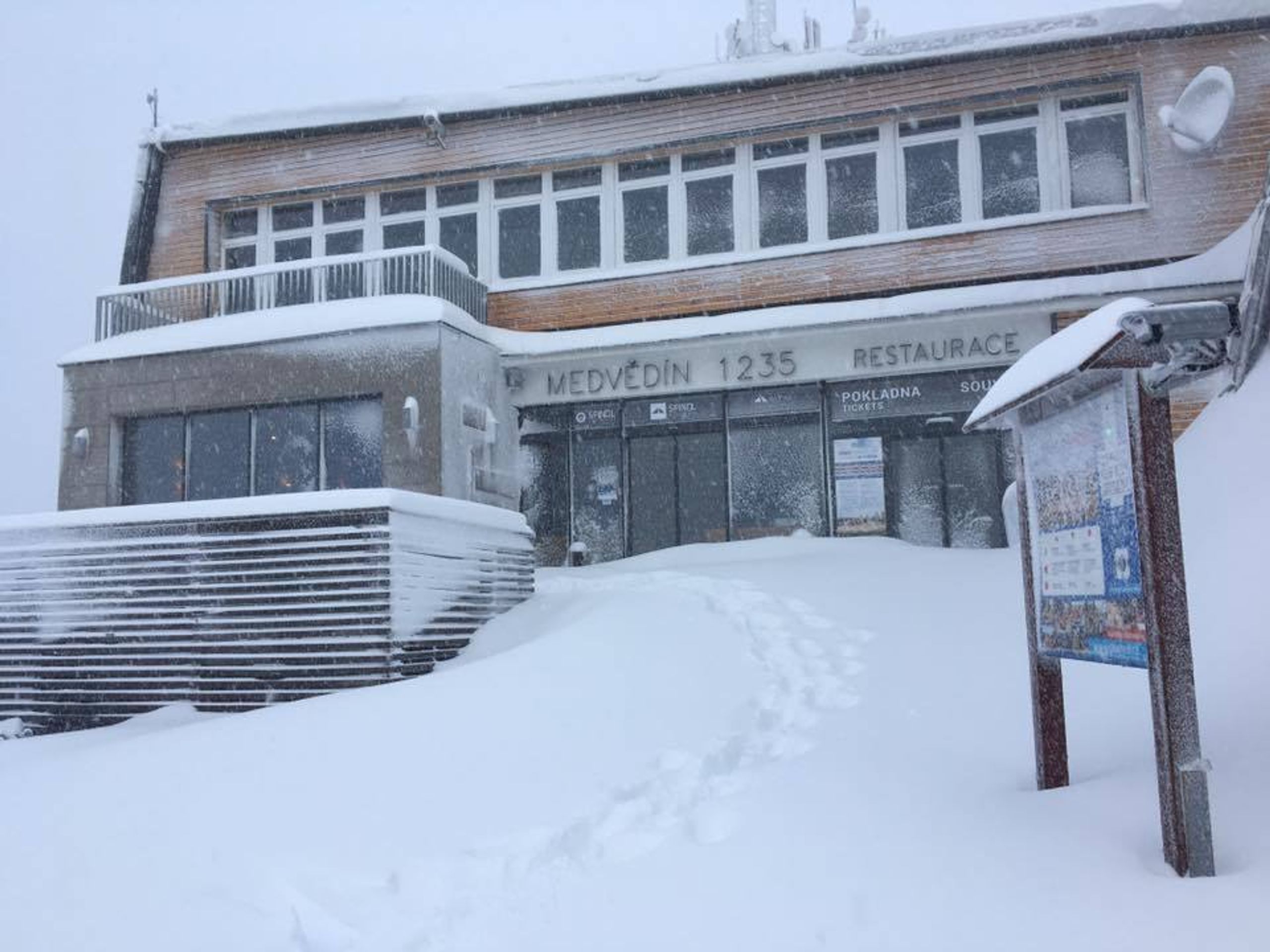V Krkonoších napadlo čtvrt metru sněhu - 2 - GALERIE: Na hřebenech Krkonoš napadlo čtvrt metru sněhu (3/4)