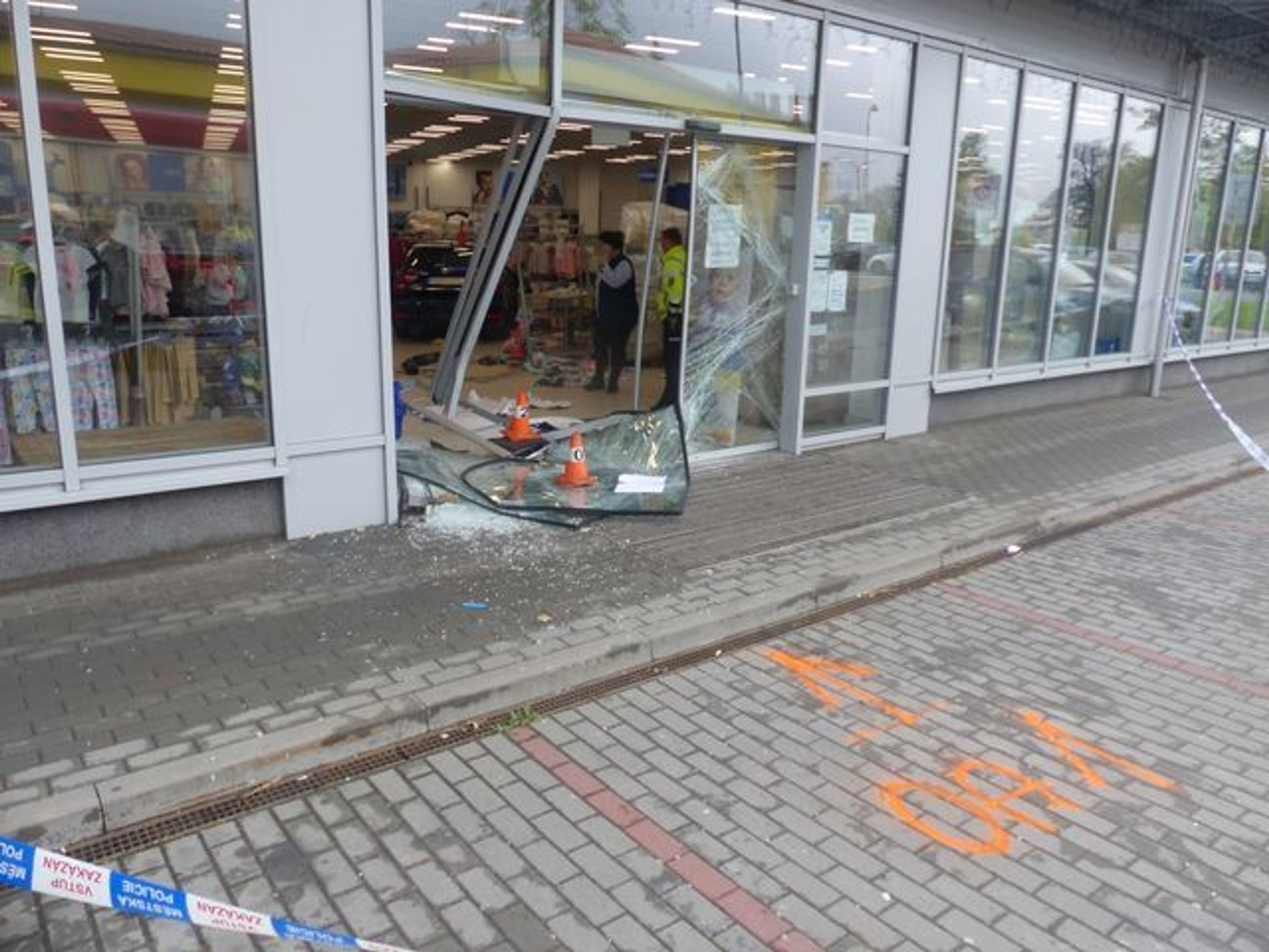 Auto projelo výlohou obchodu - 1 - GALERIE :Auto projelo výlohou obchodu (1/4)