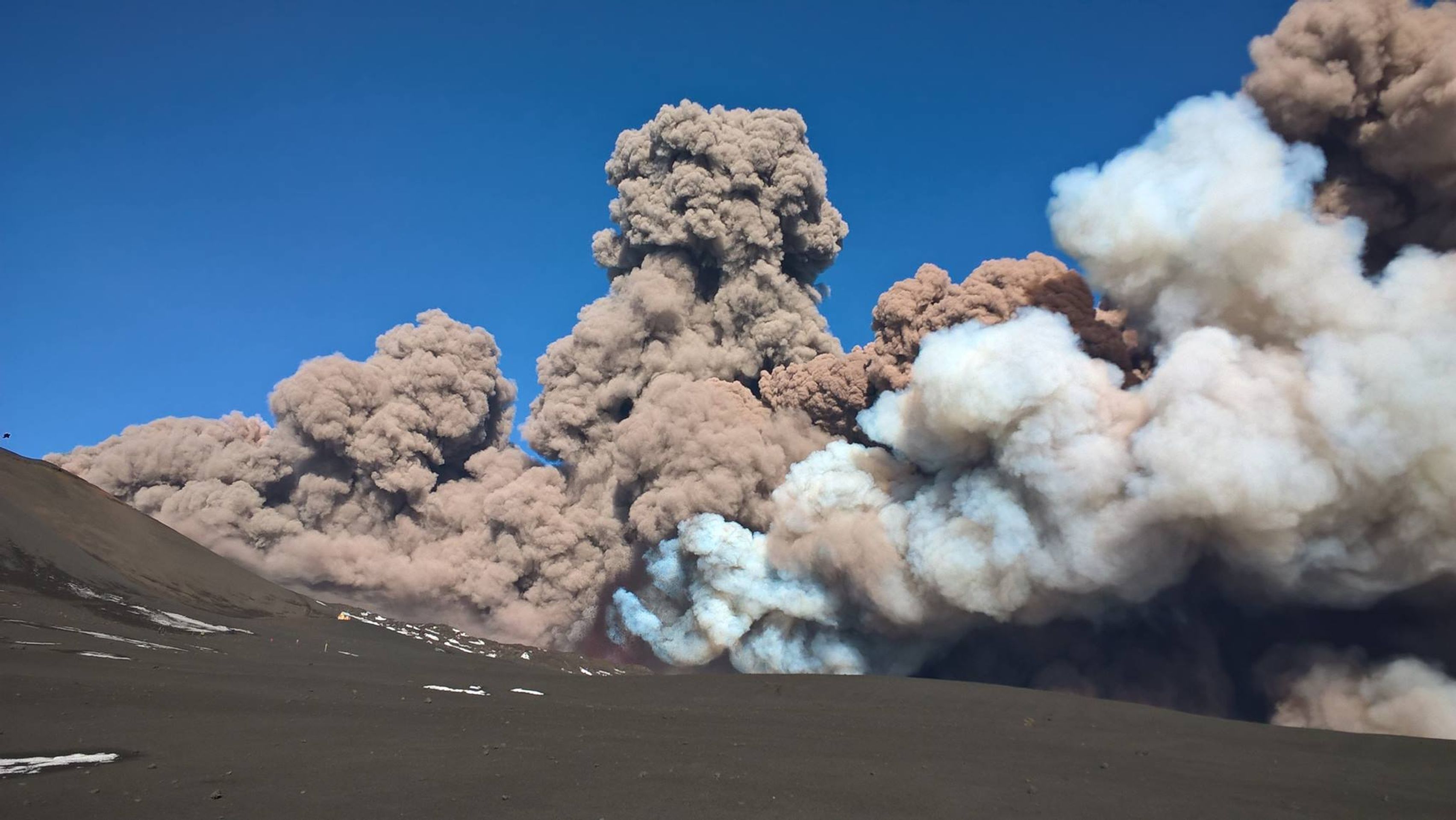 Na Sicílii se na Štědrý den probudila sopka Etna - 1 - GALERIE: Na Sicílii se na Štědrý den probudila sopka Etna (1/4)