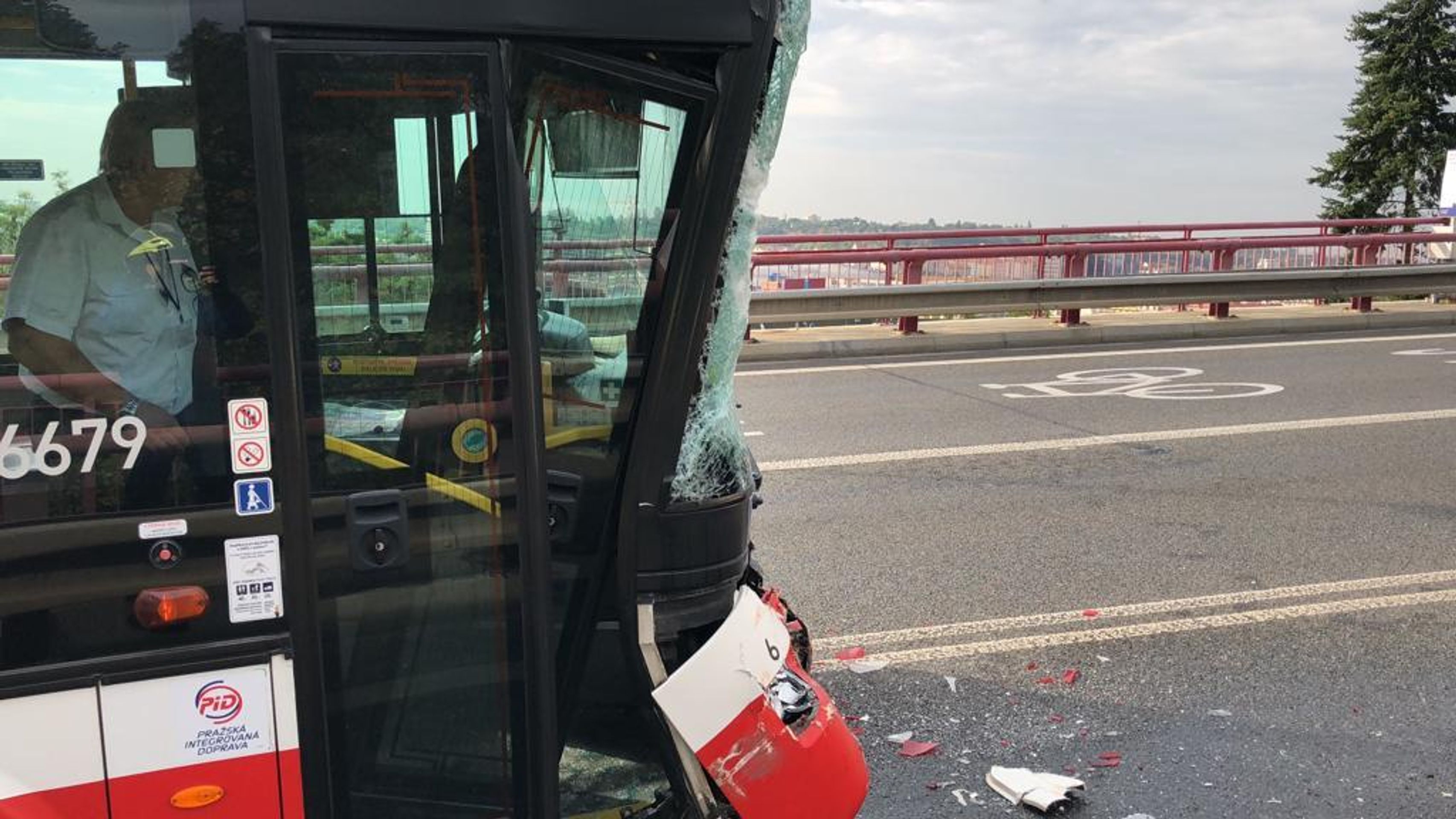Srážka dvou autobusů na Vysočanské - 4 - GALERIE: Nehody na Vysočanské a ve Vršovicích (4/11)