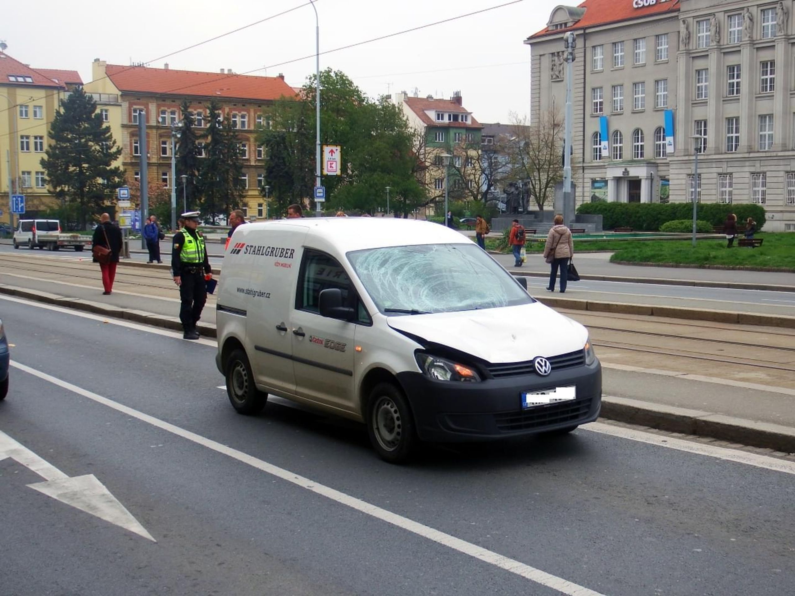 Muže srazilo auto, když dobíhal tramvaj - 6 - GALERIE: Muže srazilo auto, když dobíhal tramvaj (6/9)