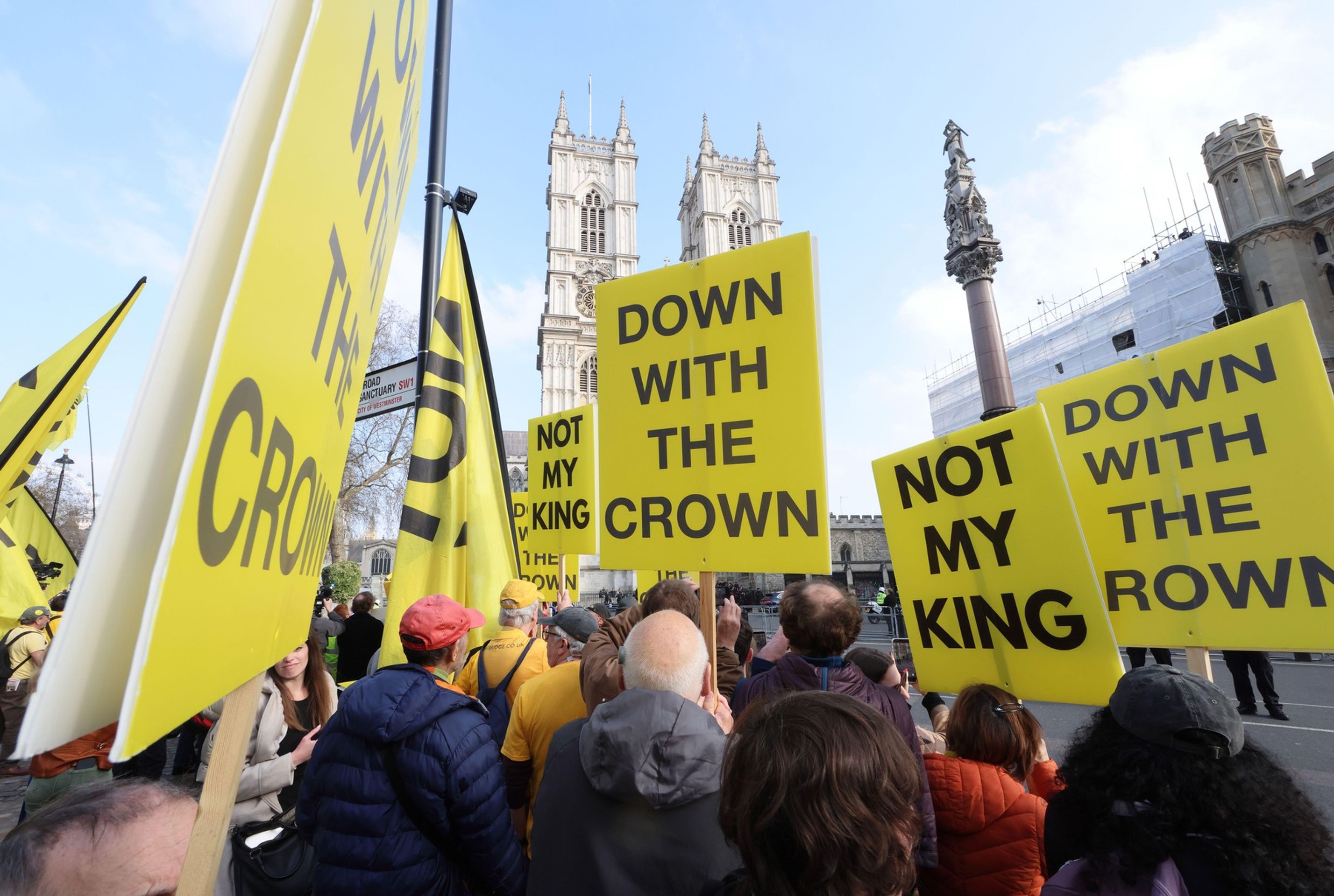 Protest v Londýně - Na Kate a Williama čekali protestující před Westminsterským opatstvím (2/5)