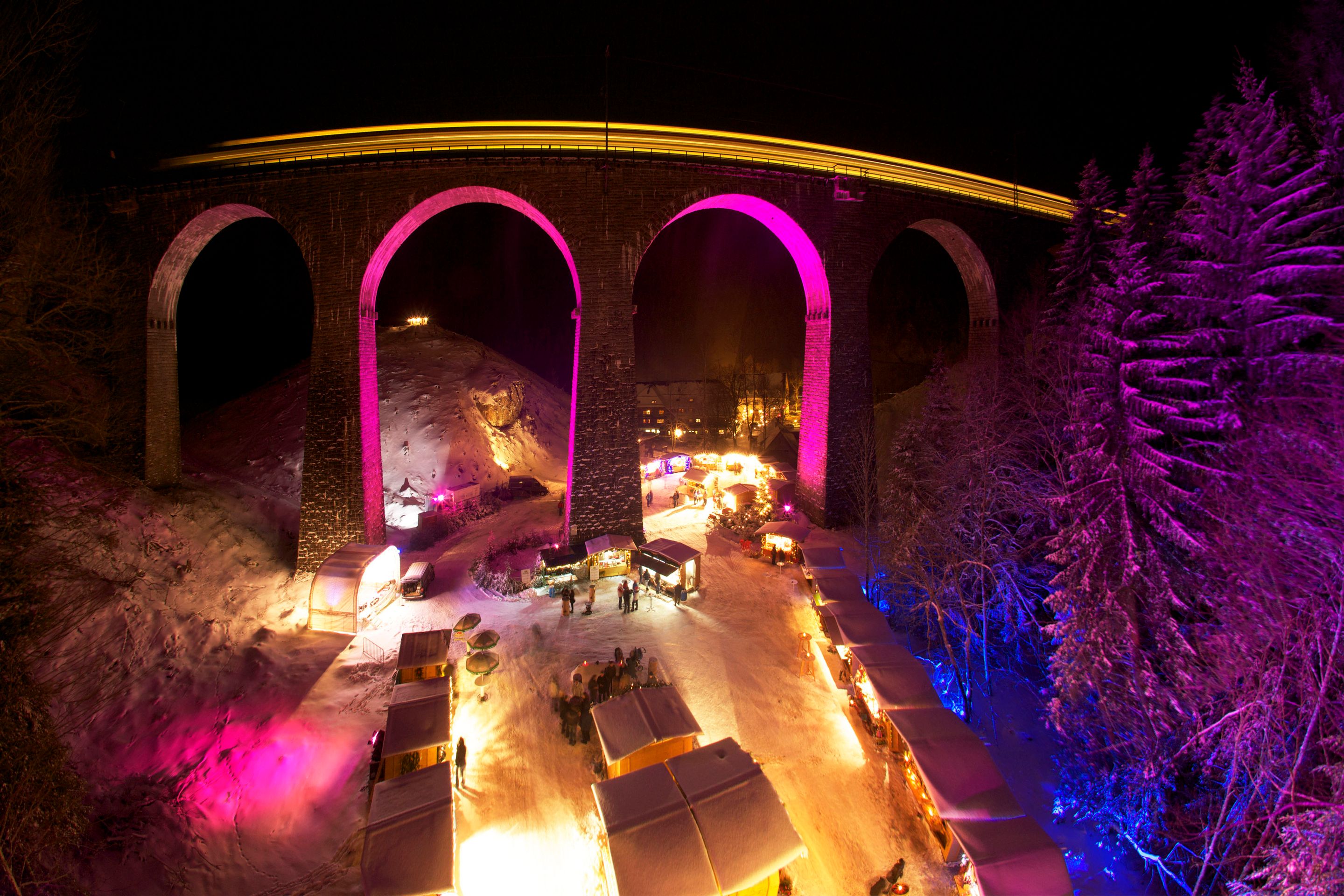 Nejzajímavější vánoční trhy v Evropě - Adventní trhy v soutězce pod viaduktem - Ravennaschlucht, Německo - GALERIE: Nejzajímavější vánoční trhy v Evropě (18/22)