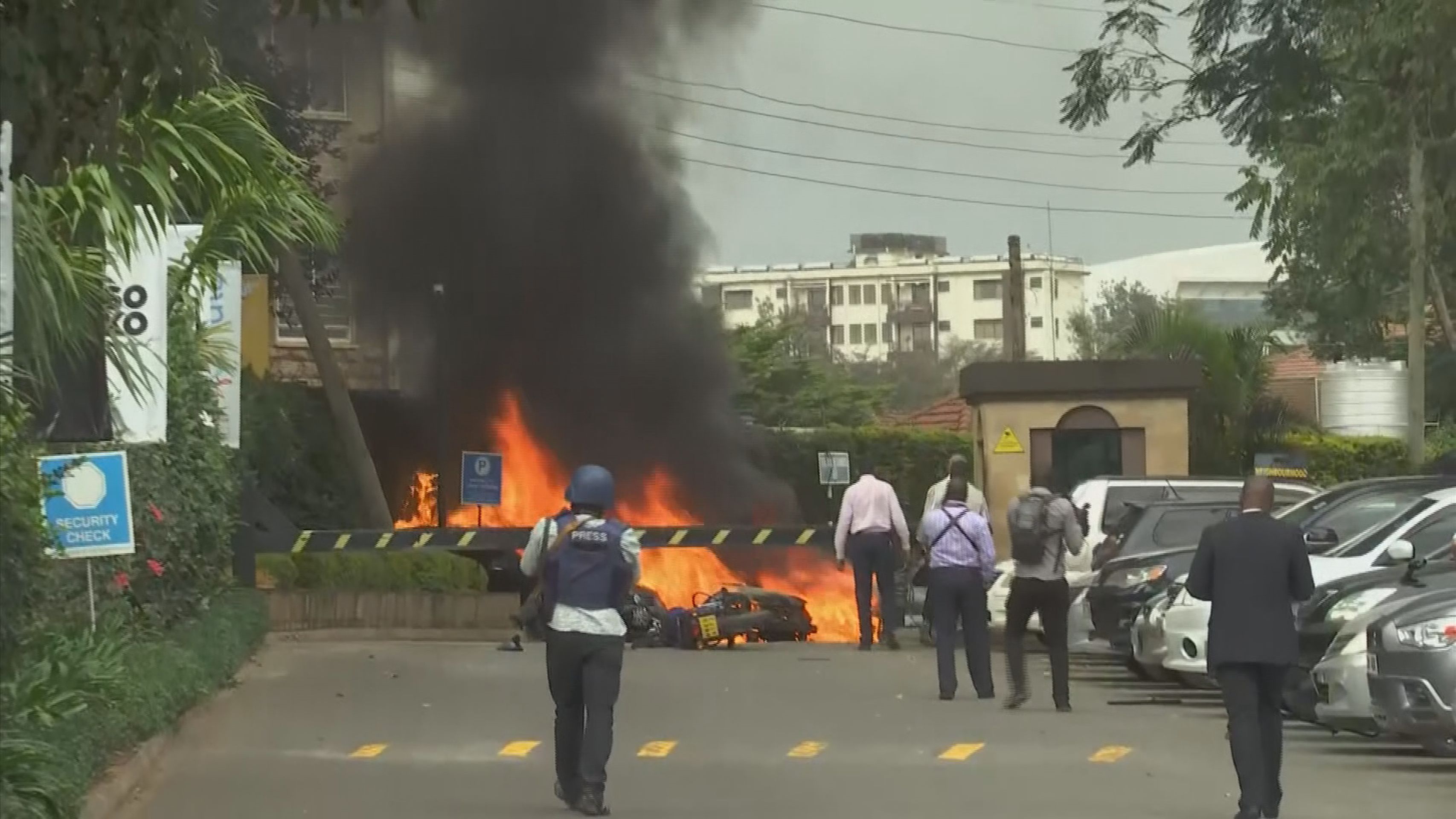 Hořící auto před hotelem Keni - GALERIE: Teroristický útok v hotelu v Keni (5/5)
