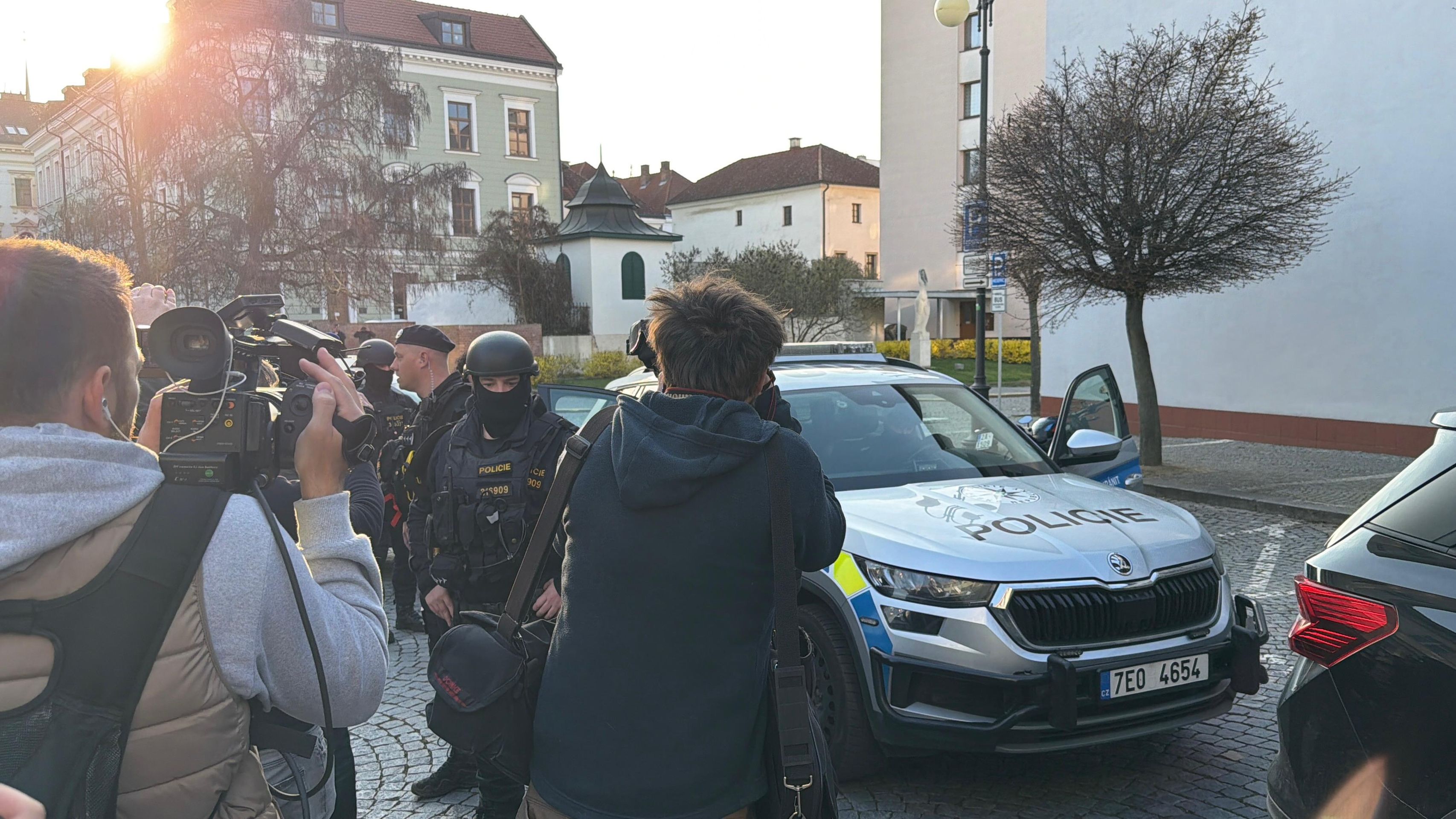 Zadržení pachatelé žhářského útoku v Pardubicích - Zadržení pachatelé žhářského útoku v Pardubicích (4/12)
