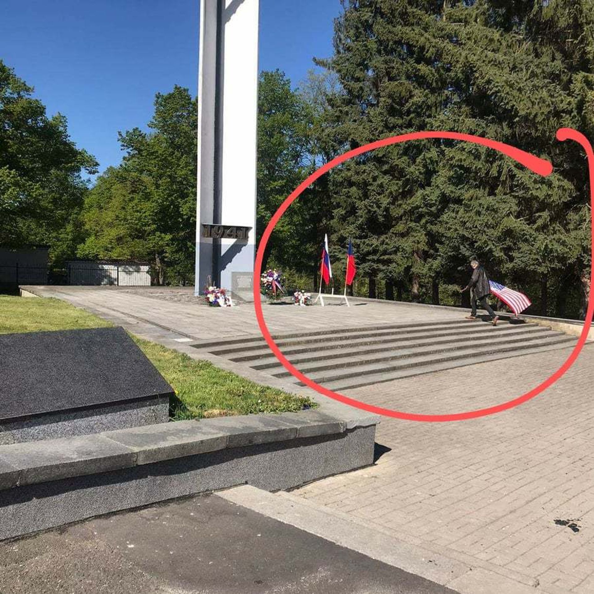 Radnice v Sokolově nechala odstranit americkou vlajku - 5 - GALERIE: Radnice v Sokolově nechala odstranit americkou vlajku před pietním aktem (2/6)