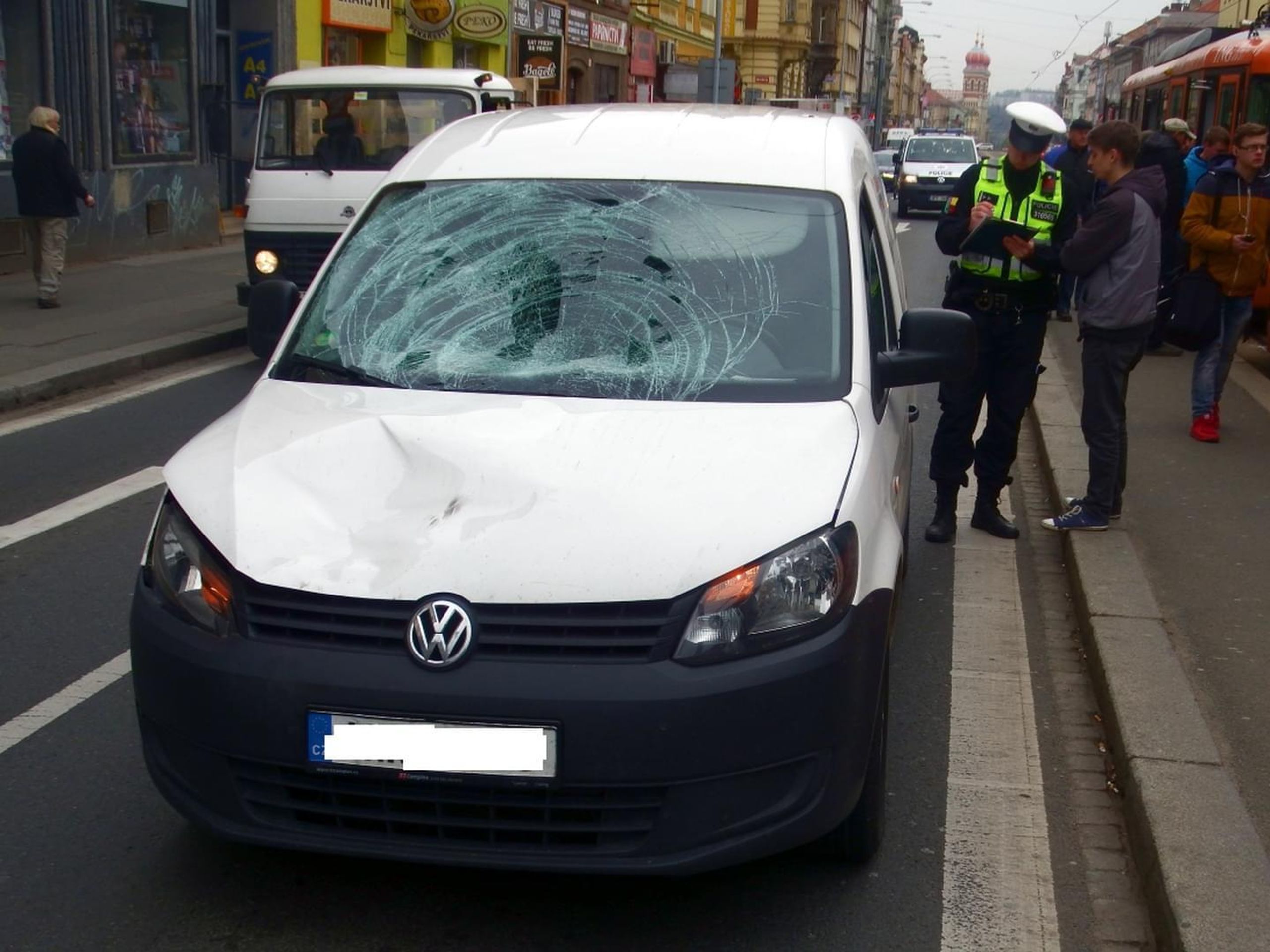Muže srazilo auto, když dobíhal tramvaj - 7 - GALERIE: Muže srazilo auto, když dobíhal tramvaj (7/9)