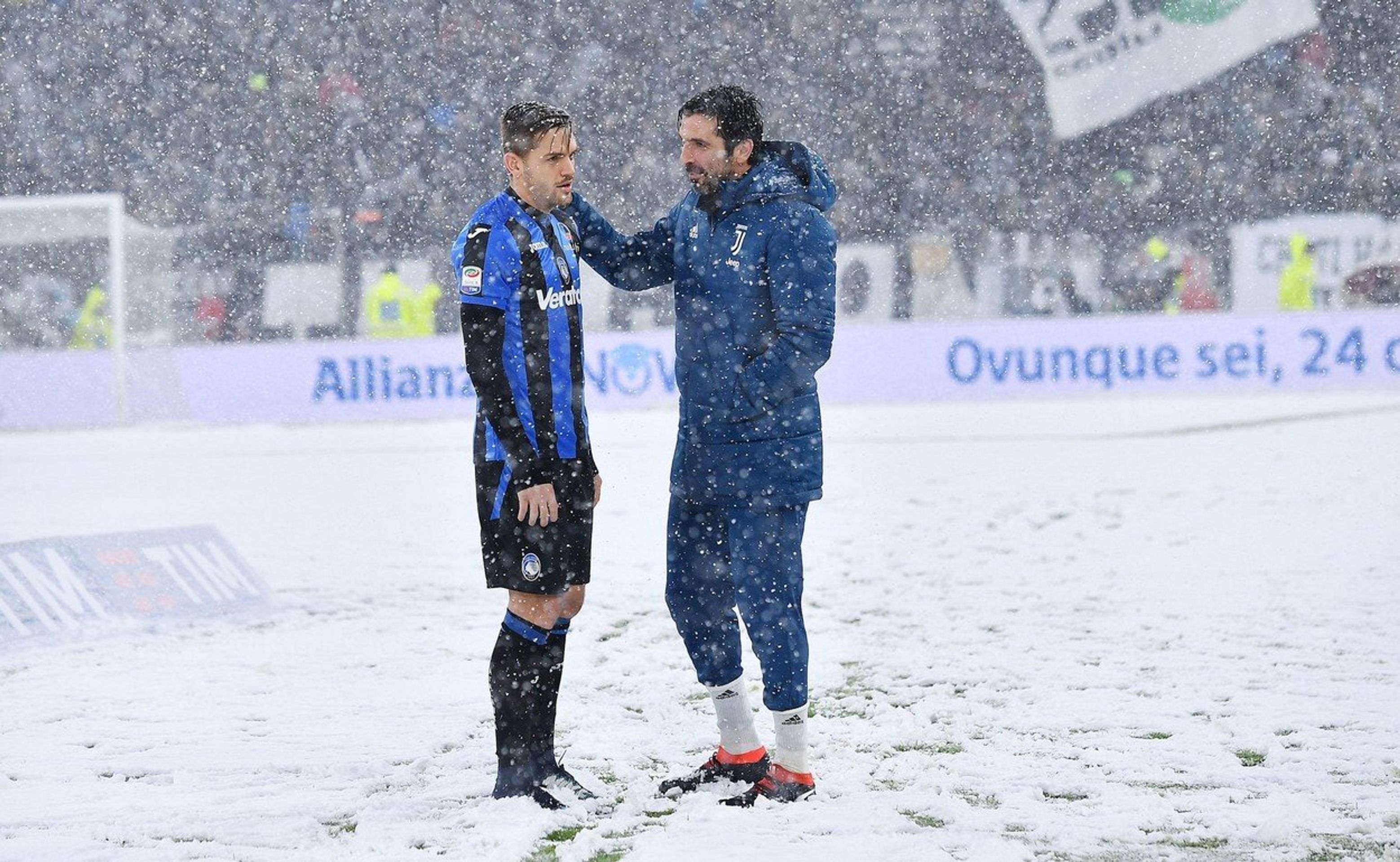Stadion Juventusu zasypal sníh - GALERIE: Fotbalisty Juventusu zaskočil sníh a mráz a nemohli hrát (1/4)