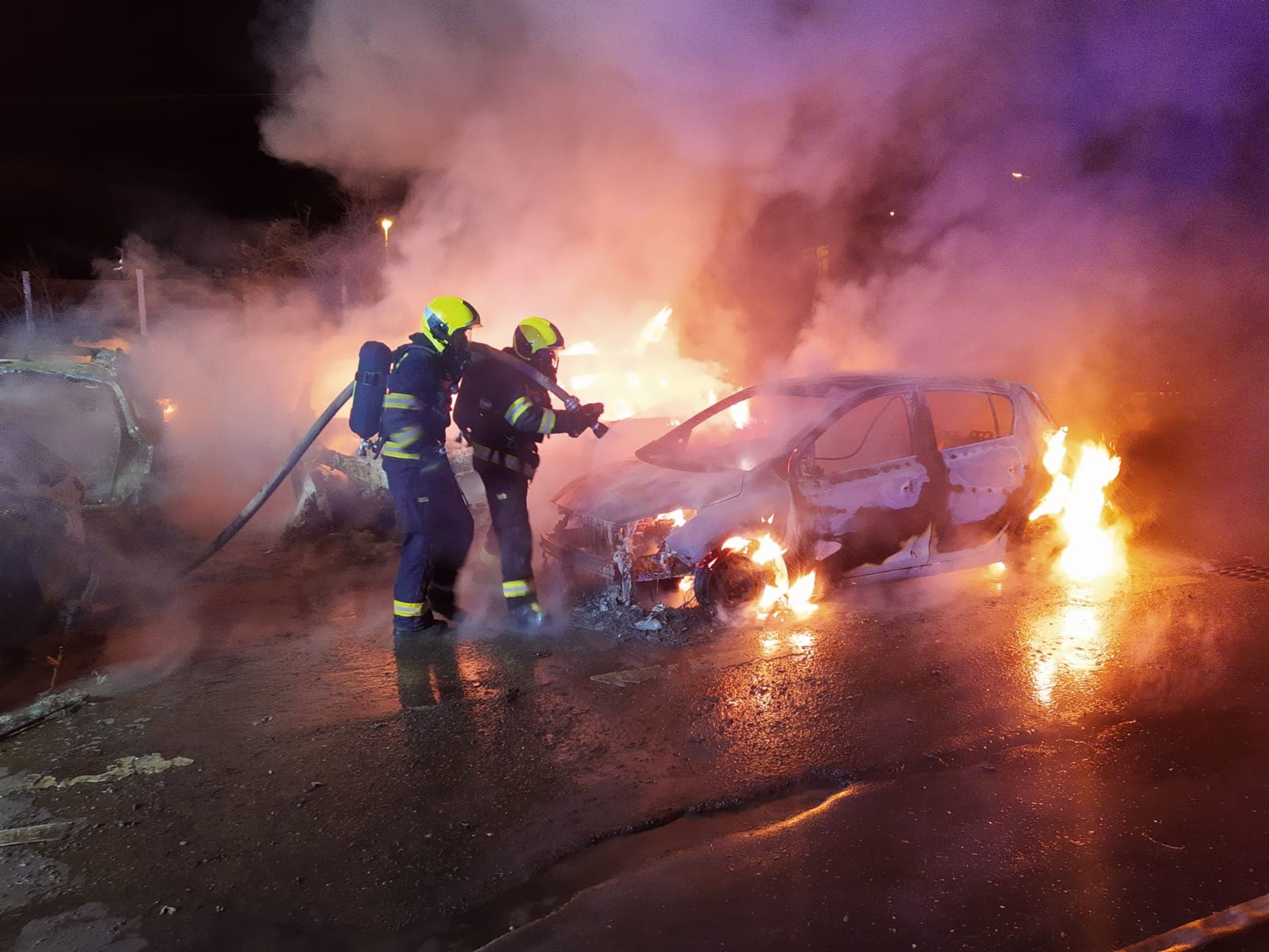 Požár aut v Praze - GALERIE: Hasiči v Praze a západních Čechách likvidovali požáry aut (1/7)