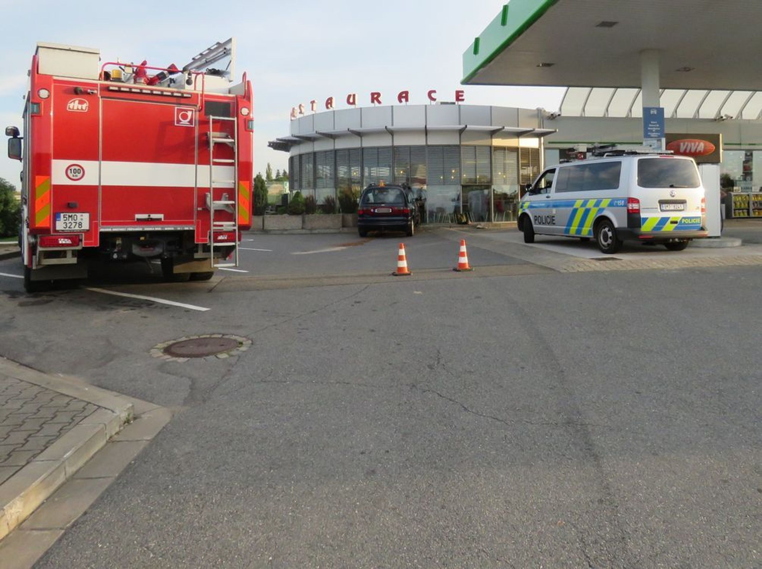 Muž nezvládl řízení a narazil do budovy čerpací stanice - 6 - GALERIE: Muž nezvládl řízení a narazil do budovy čerpací stanice (6/6)