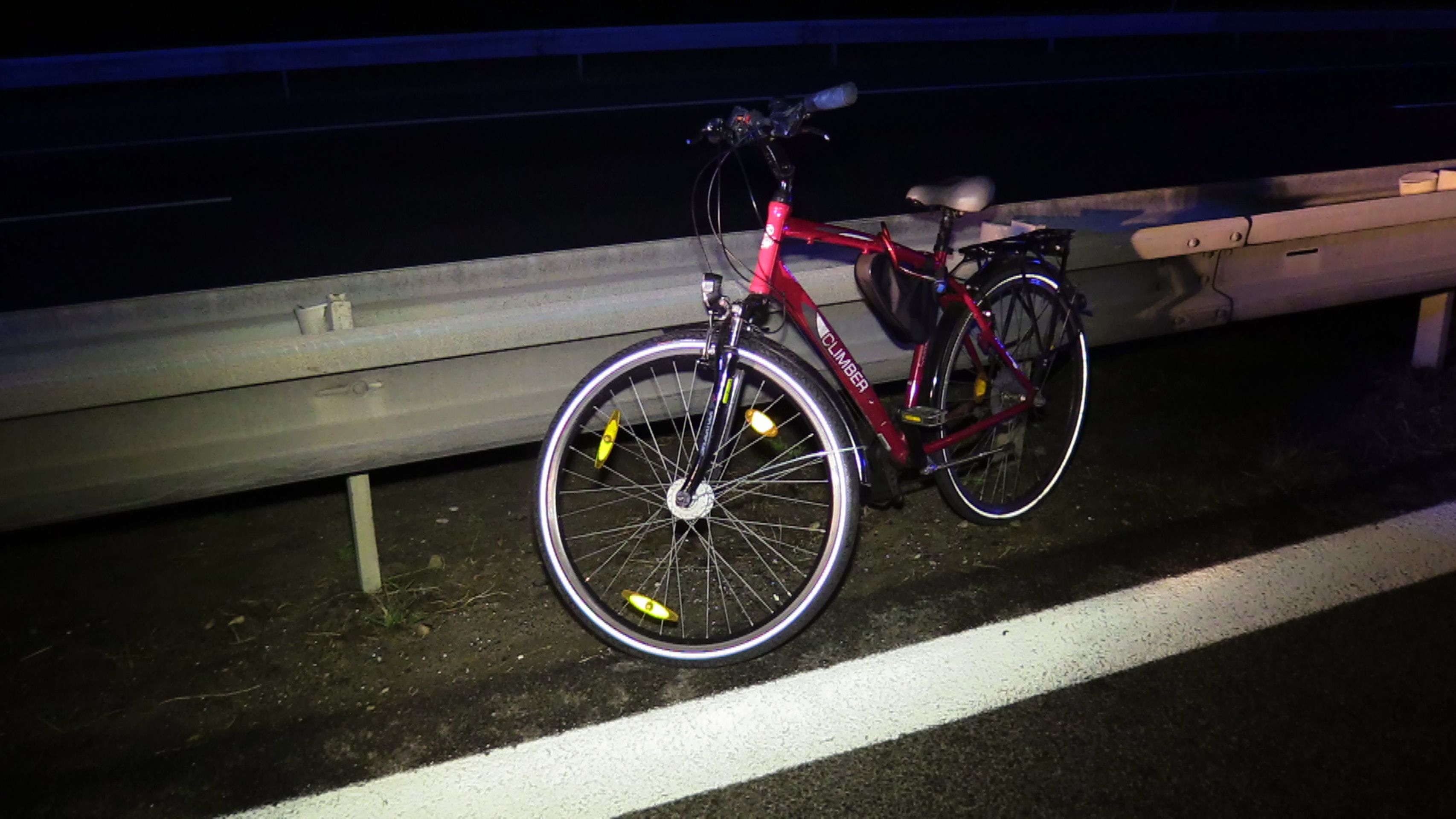 Cyklistu na dálnici srazilo auto - 4 - GALERIE: Cyklistu srazilo na dálnici auto (6/10)