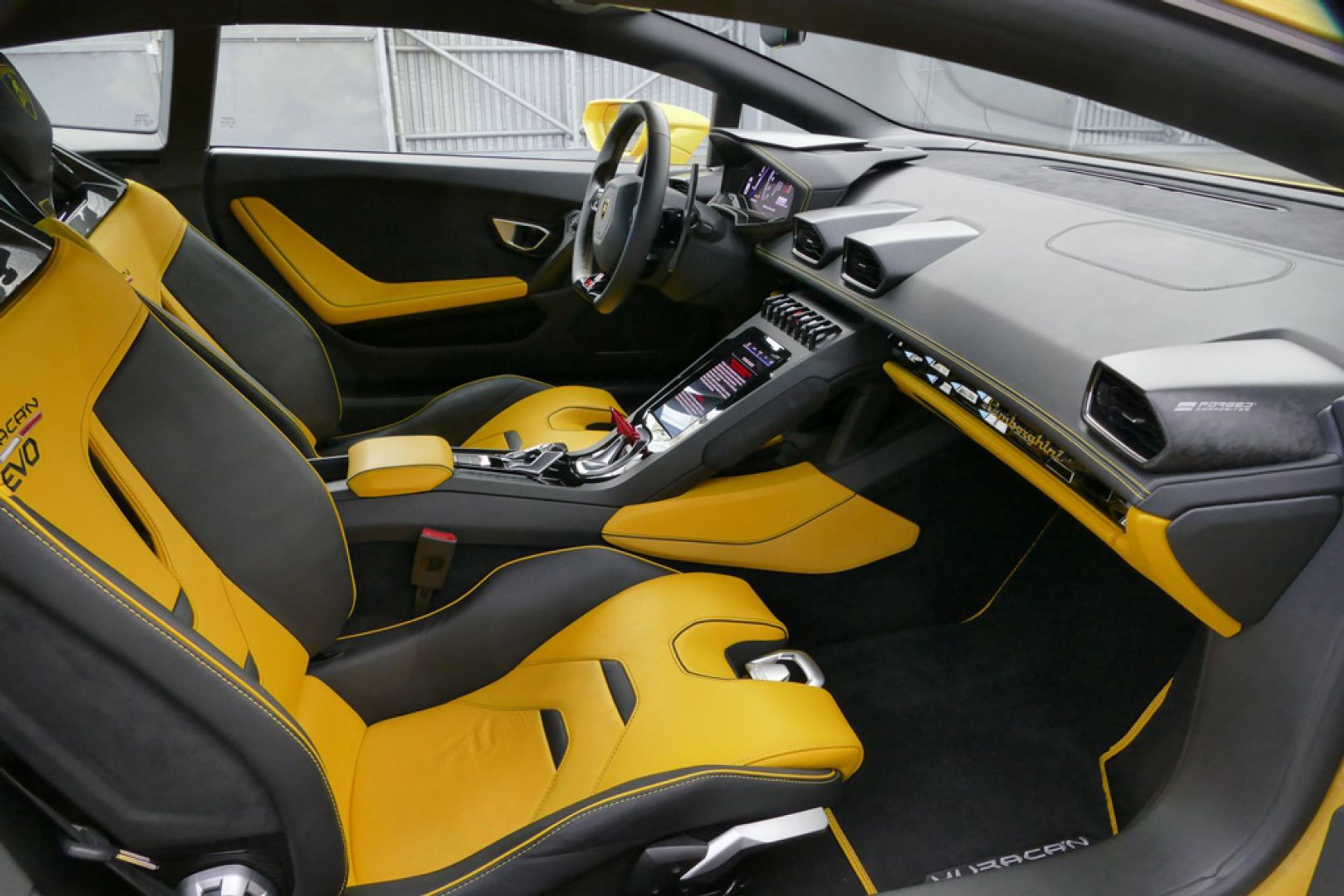 Lamborghini Huracán Evo - Lambo zabavené českou policií je na prodej (5/7)