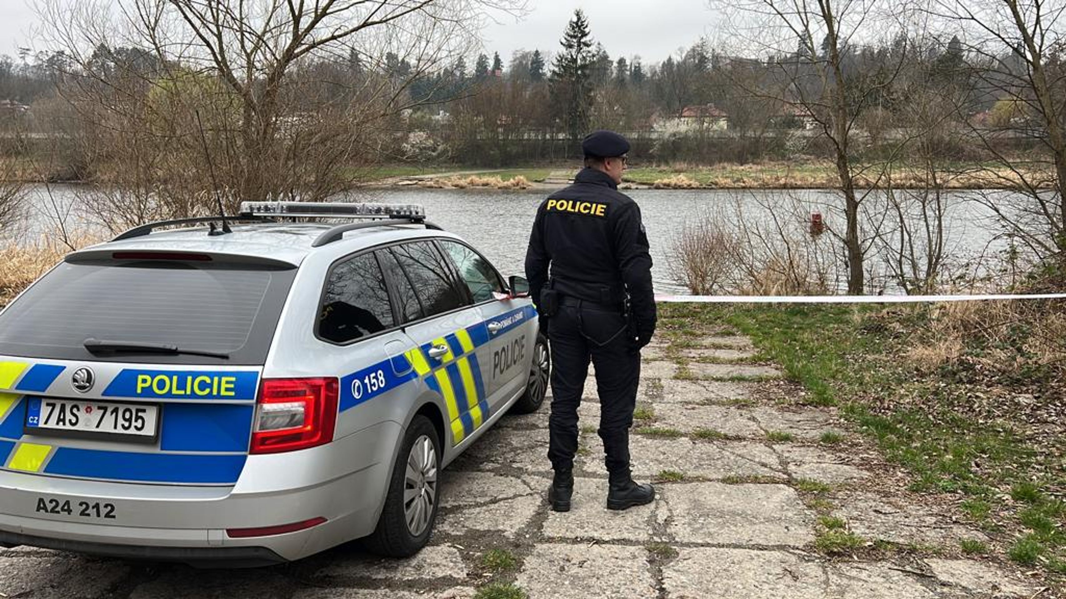 Policie při pátrání po útočníkovi z odborného učiliště v Michli (5) - Útok mačetou na středním učilišti v Michli (4/15)