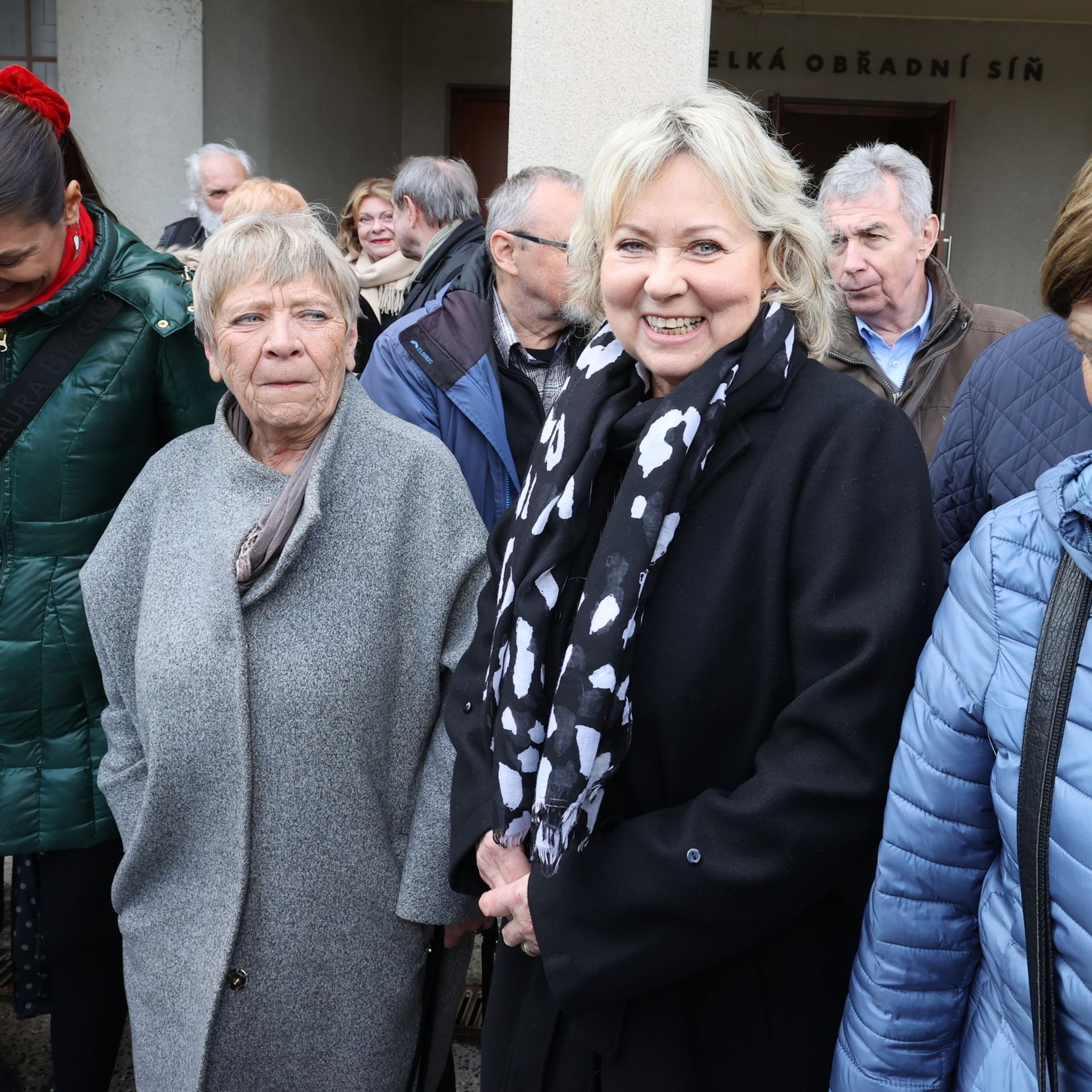 Jaroslava Obermaierová a Monika Hladová Krátká, 1. 4. 2025 falešný pohřeb Jaroslava Čejky martin hykl cnc - Falešný pohřeb Jaroslava Čejky (1/4)