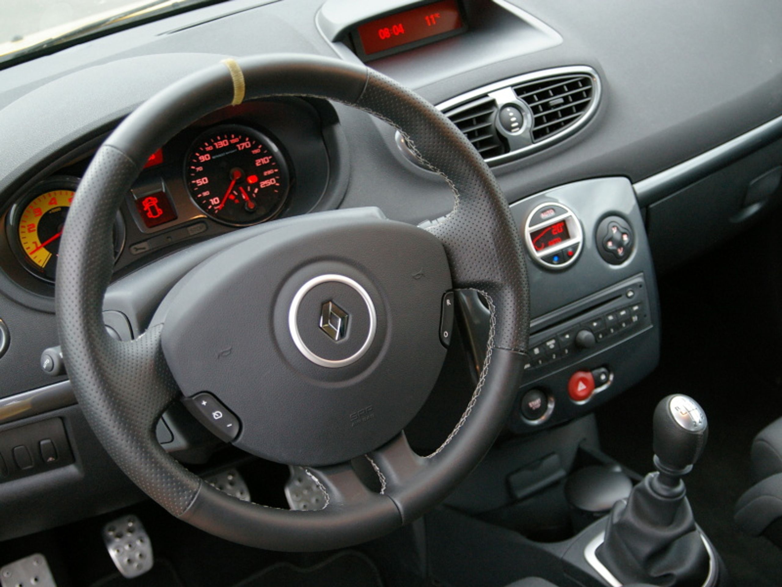 Renault Clio RS-8 - GALERIE Renault Clio RS (8/8)