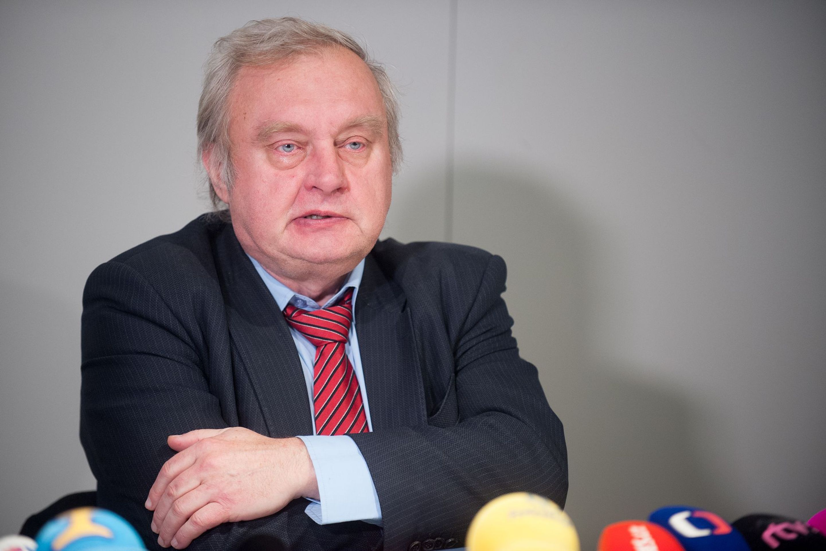 Miloslav Ransdorf a Peter Guzmický vysvětlují švýcarskou kauzu - 9 - GALERIE: Miloslav Ransdorf a Peter Guzmický vysvětlují švýcarskou kauzu (11/11)