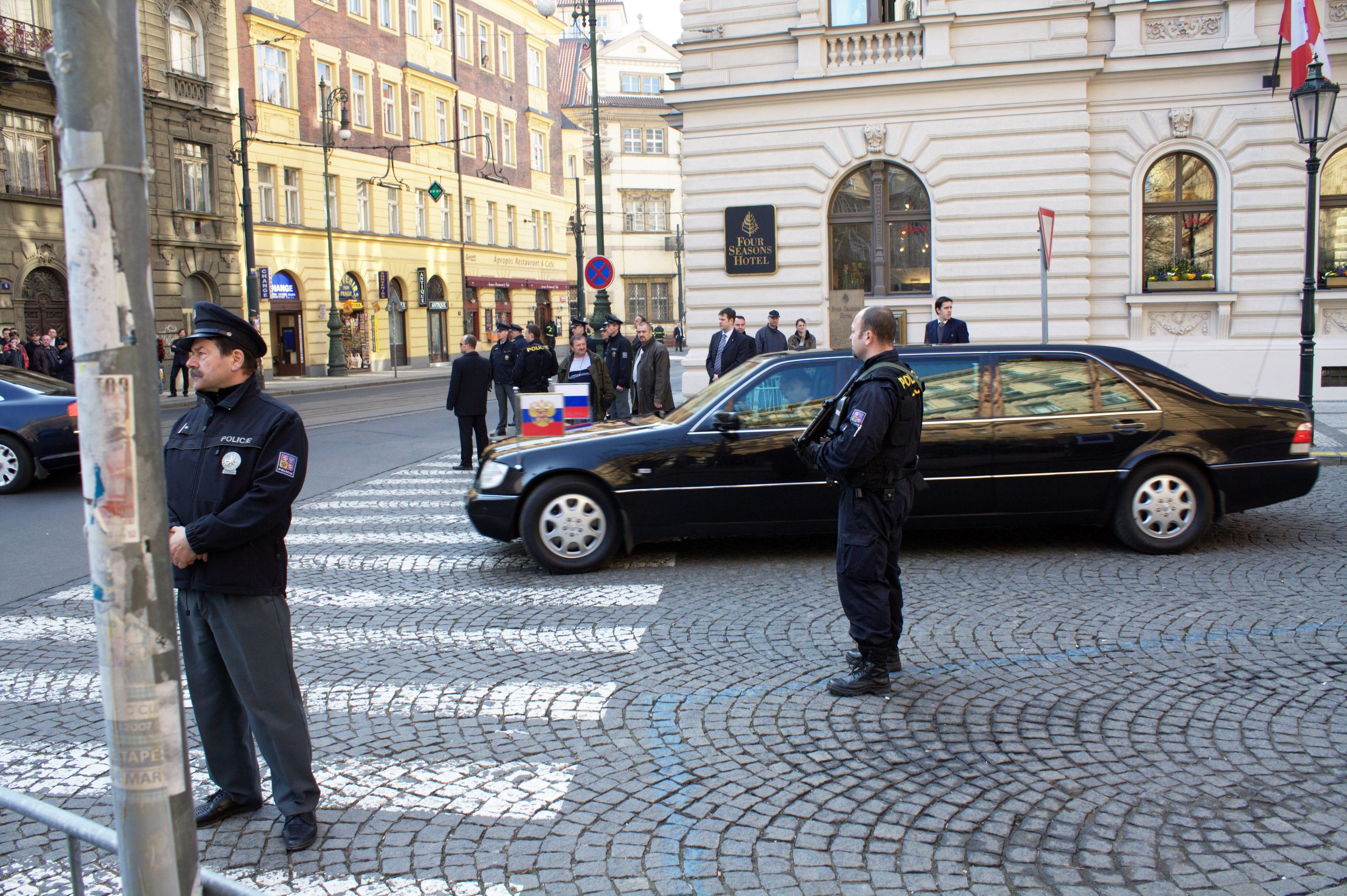 Medveděv míří na Pražský hrad - GALERIE: Obama a Medveděv na Pražském hradě (5/6)