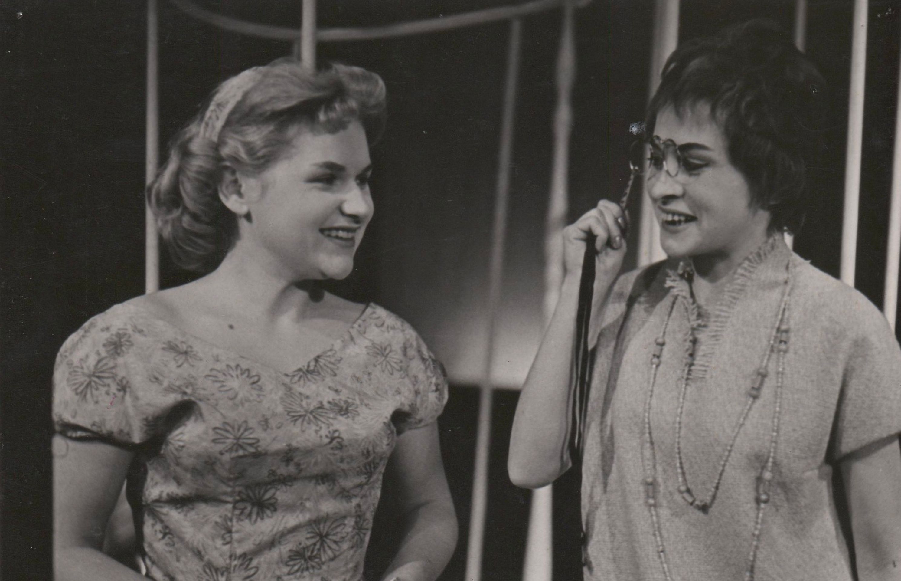 Alena Tománková a Jiřina Třebická ve hře Jak je důležité míti Filipa, 1958 - Alena Tománková-Matoušková (1/6)