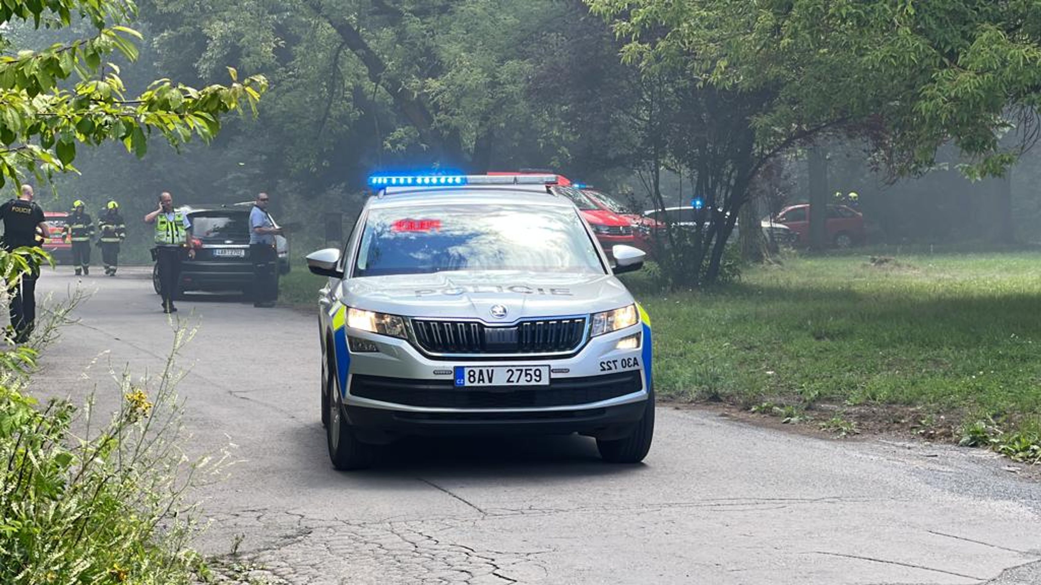 Požár autoservisu v Běchovicích (4) - Několik jednotek zasahuje u požáru autoservisu v Běchovicích (9/17)
