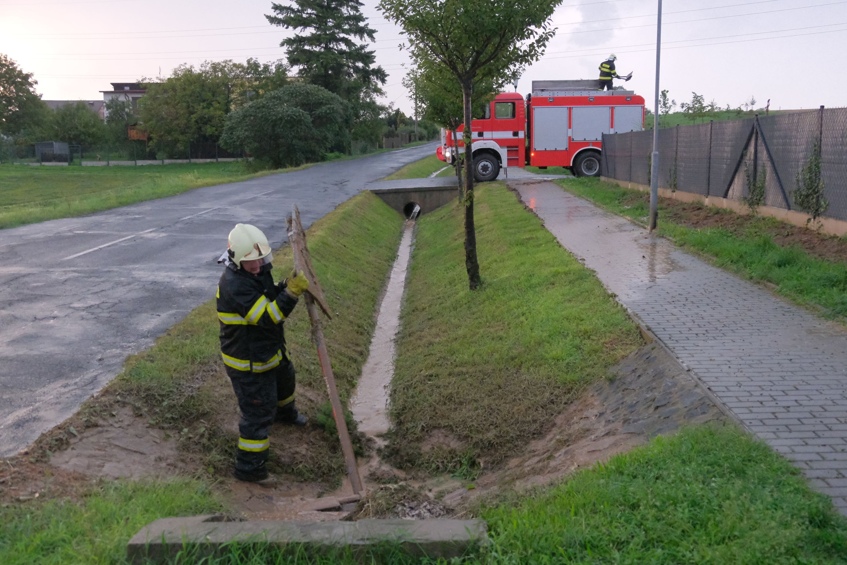 Moravskoslezští hasiči vyjeli v neděli odpoledne skoro 50krát - 19 - GALERIE: Bouřky na Moravě a ve Slezsku (3/21)