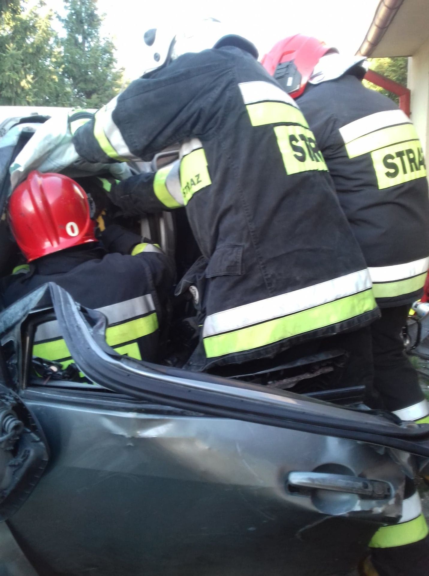 Auto letělo přes 60 metrů - 11 - Fotogalerie: Takhle dopadlo auto po šedesátimetrovém letu (4/9)
