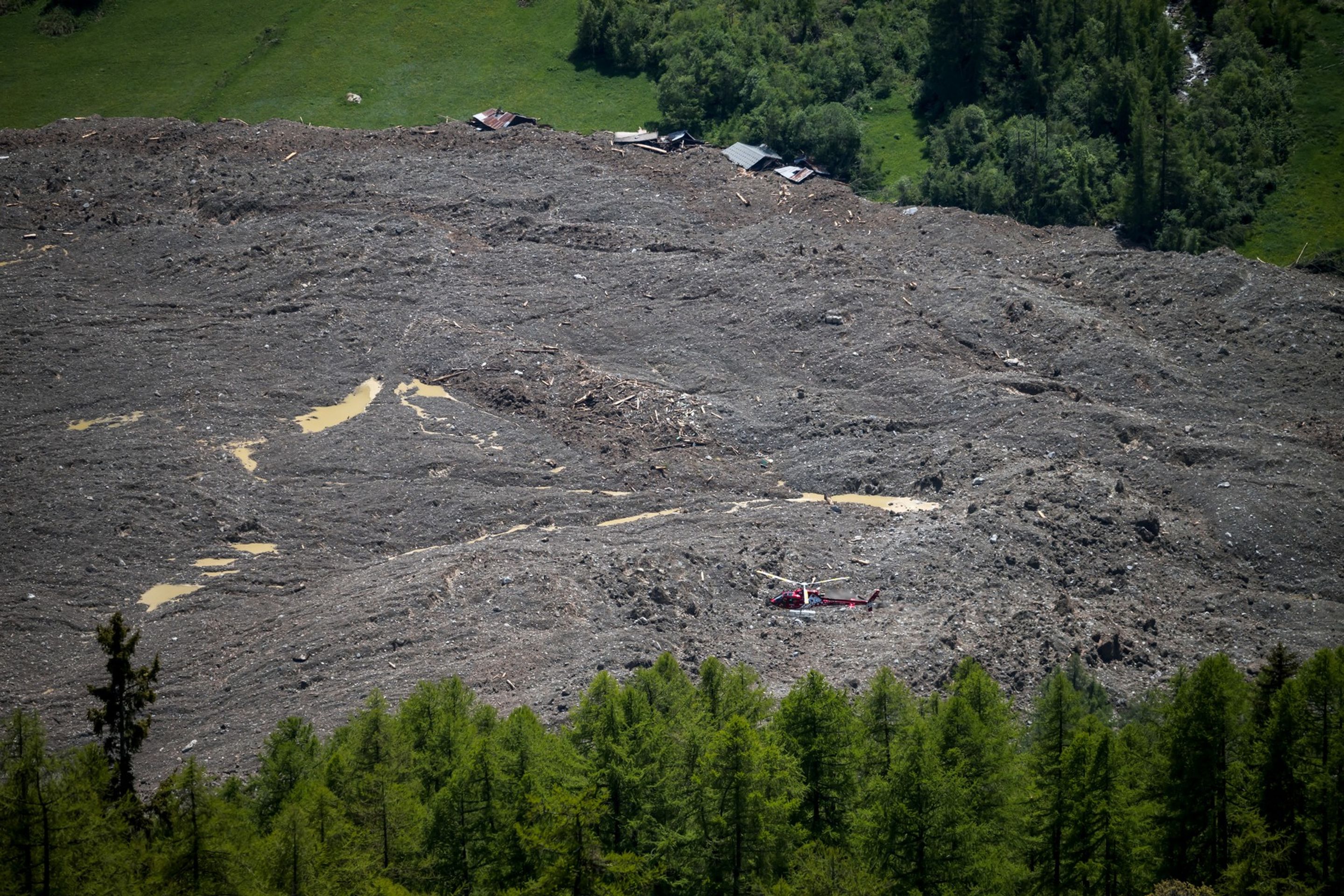 Obrovský kus ledovce pohřbil velkou část vesnice - Obrovský kus ledovce pohřbil velkou část vesnice (1/4)