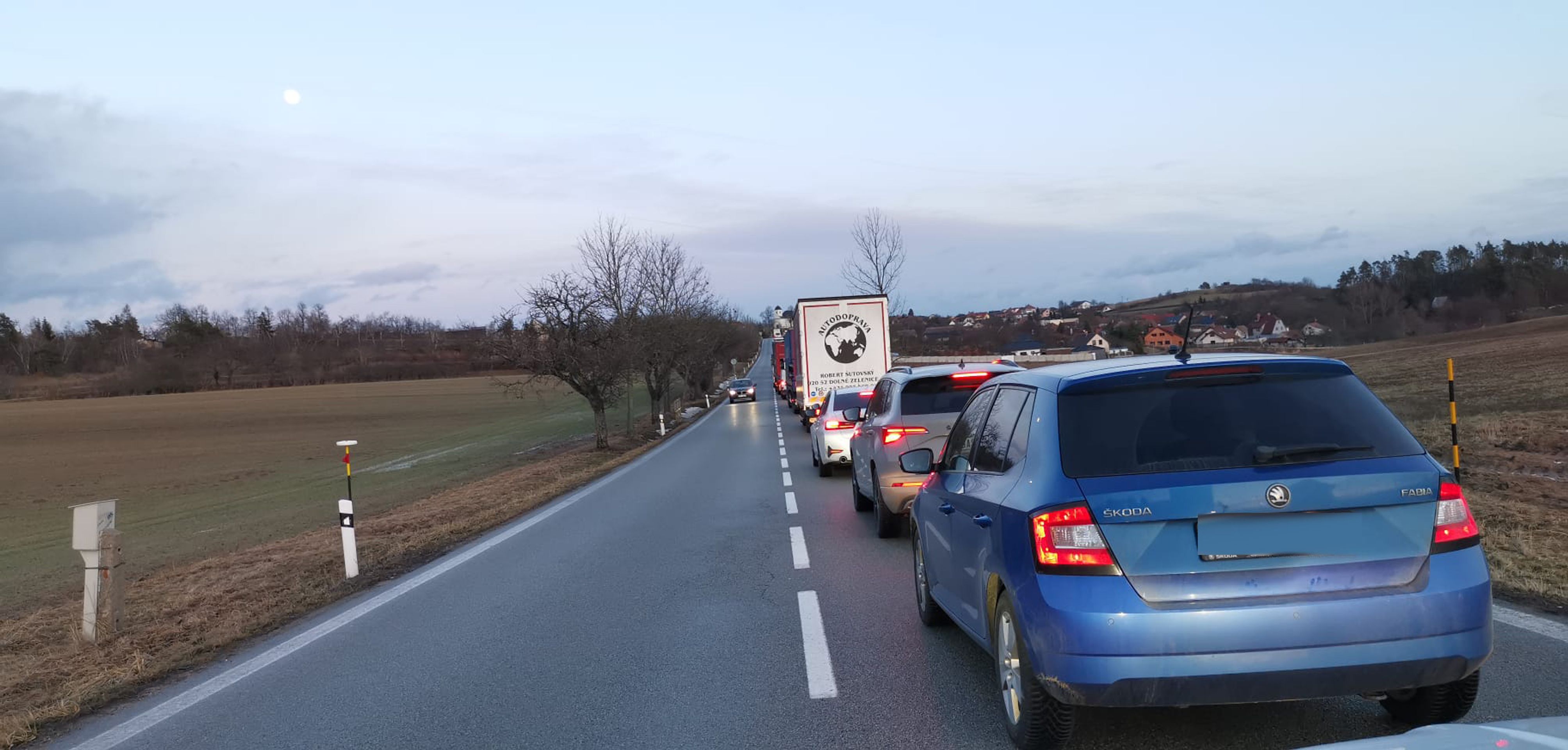 Kolony se tvoří v přilehlých obcích - Tragická dopravní nehoda na D1 (6/9)