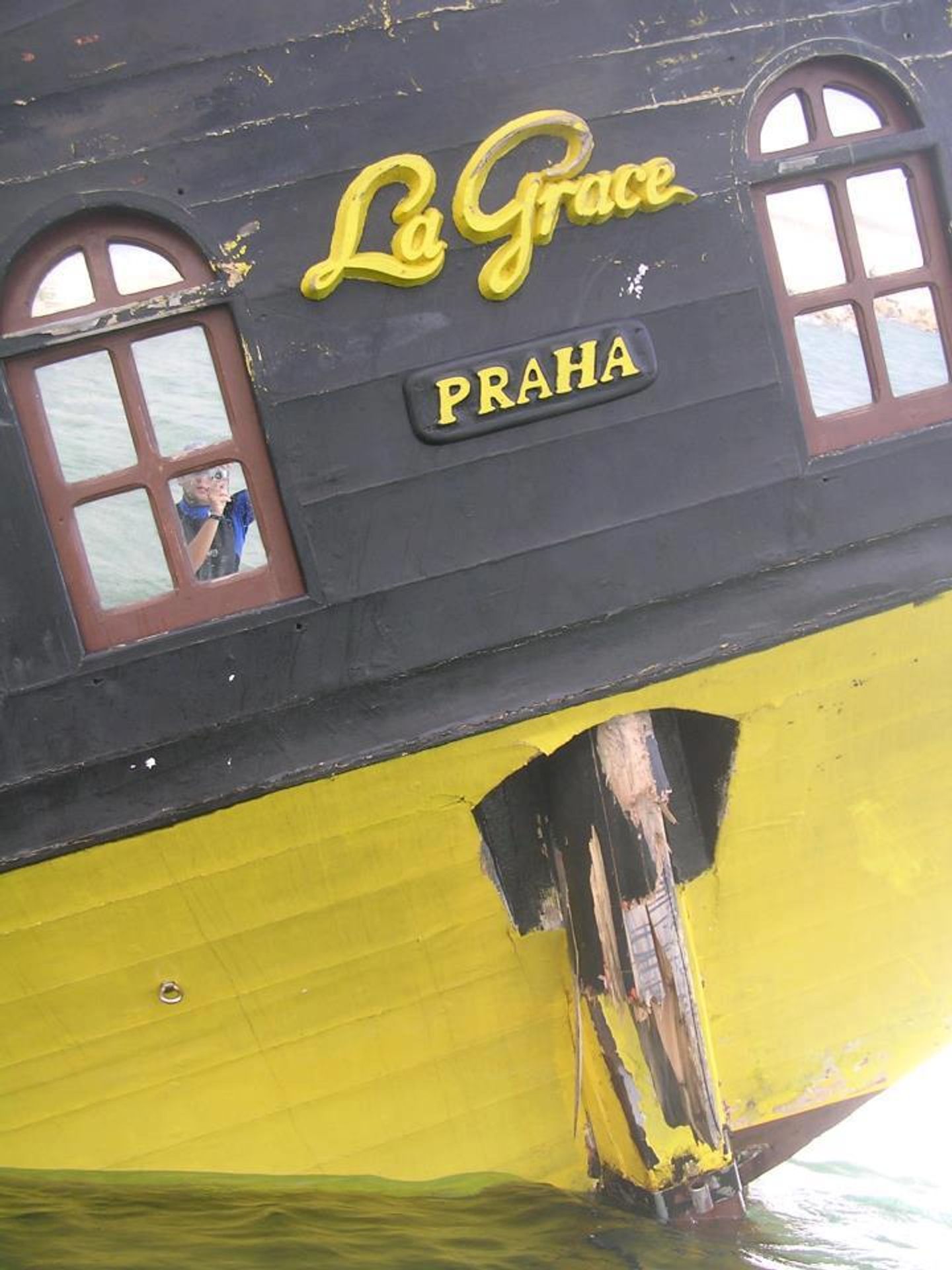 Ztroskotání La Grace - 8 - La Grace ztroskotala u španělské Marbelly (8/15)