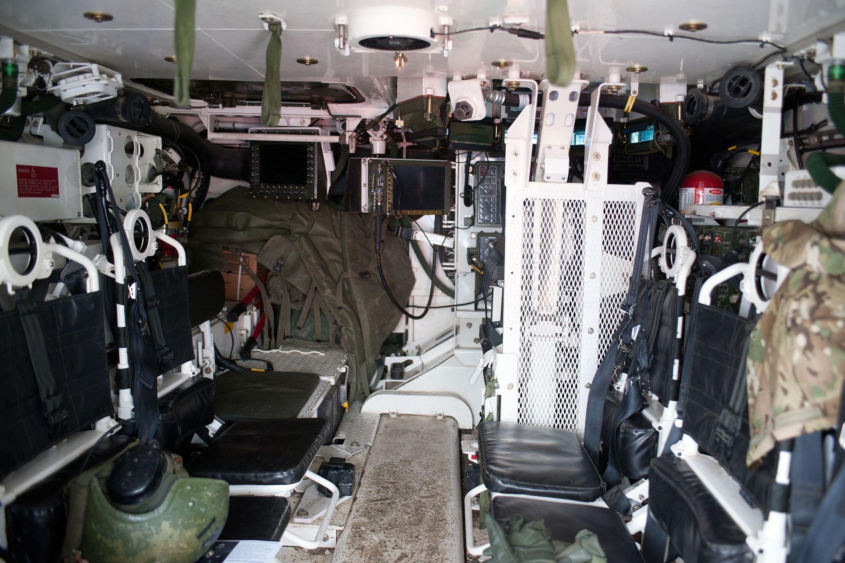 Interiér obrněného transportéru Stryker - 2 - GALERIE: Interiér obrněného transportéru Stryker (2/5)