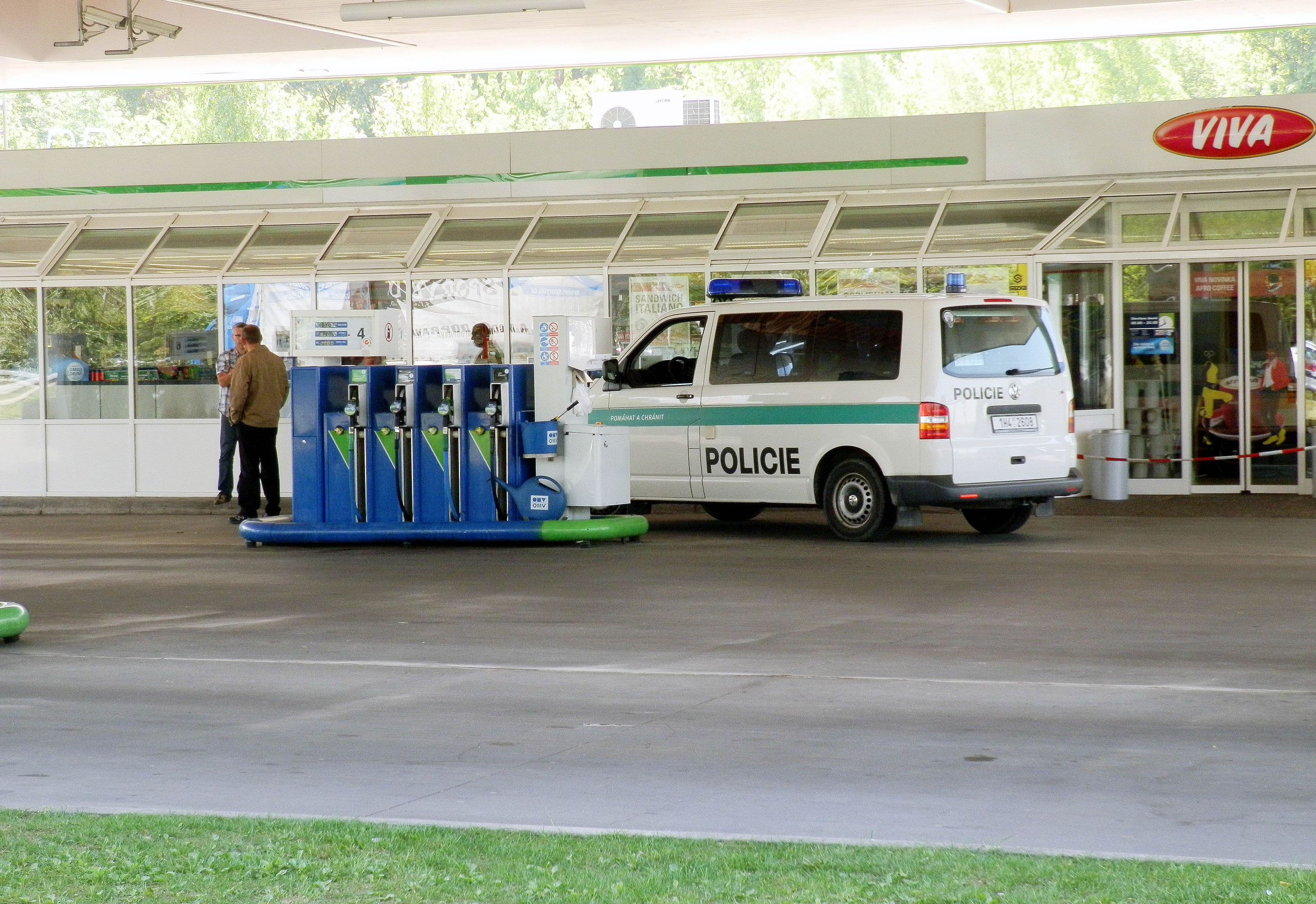Policisté na čerpací stanici - Napadení nožem na čerpací stanici (7/7)
