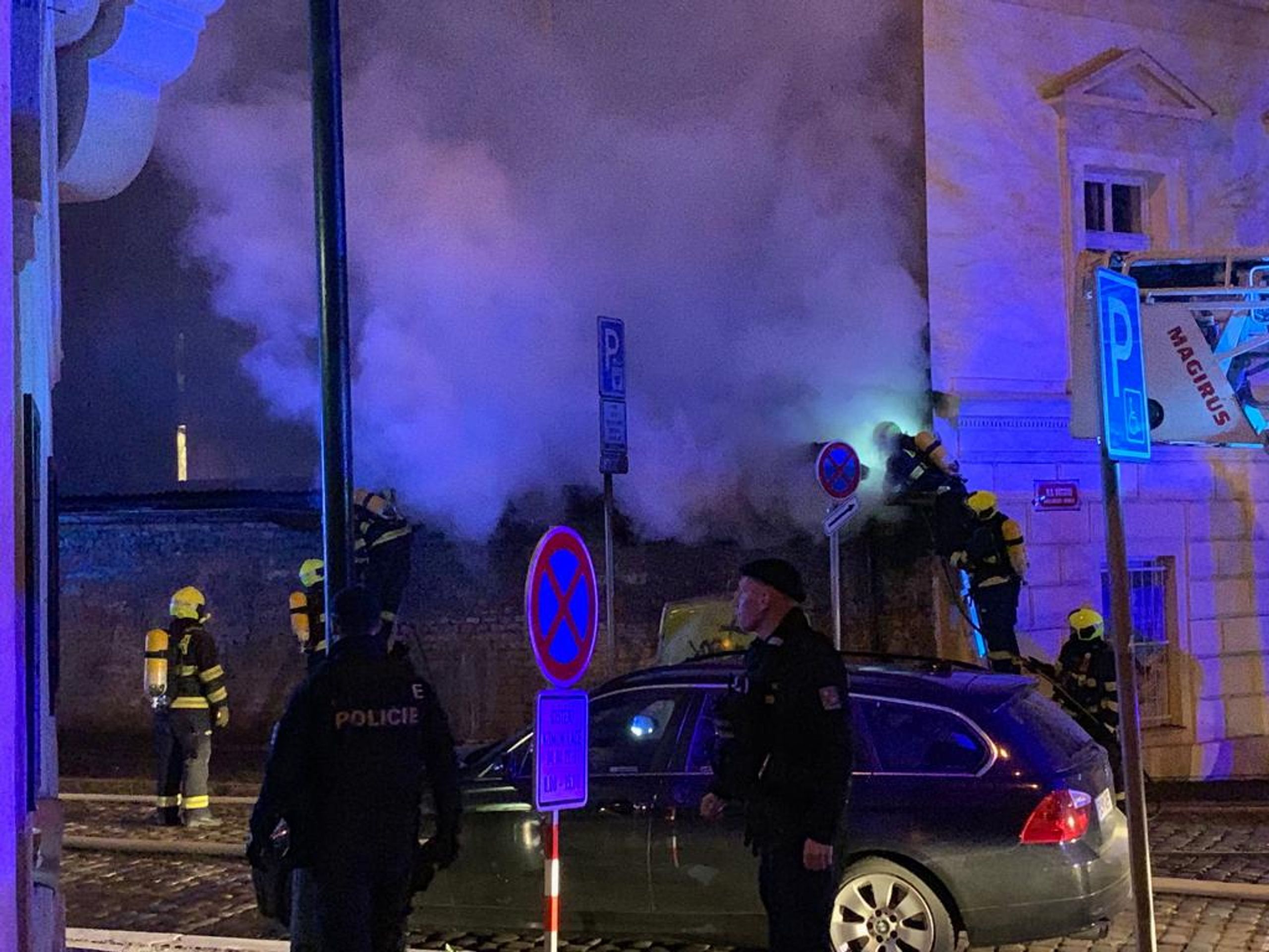 Plameny zachvátily celou dílnu i se zaparkovanými vozidly - GALERIE: Noční požáry v Praze (5/9)