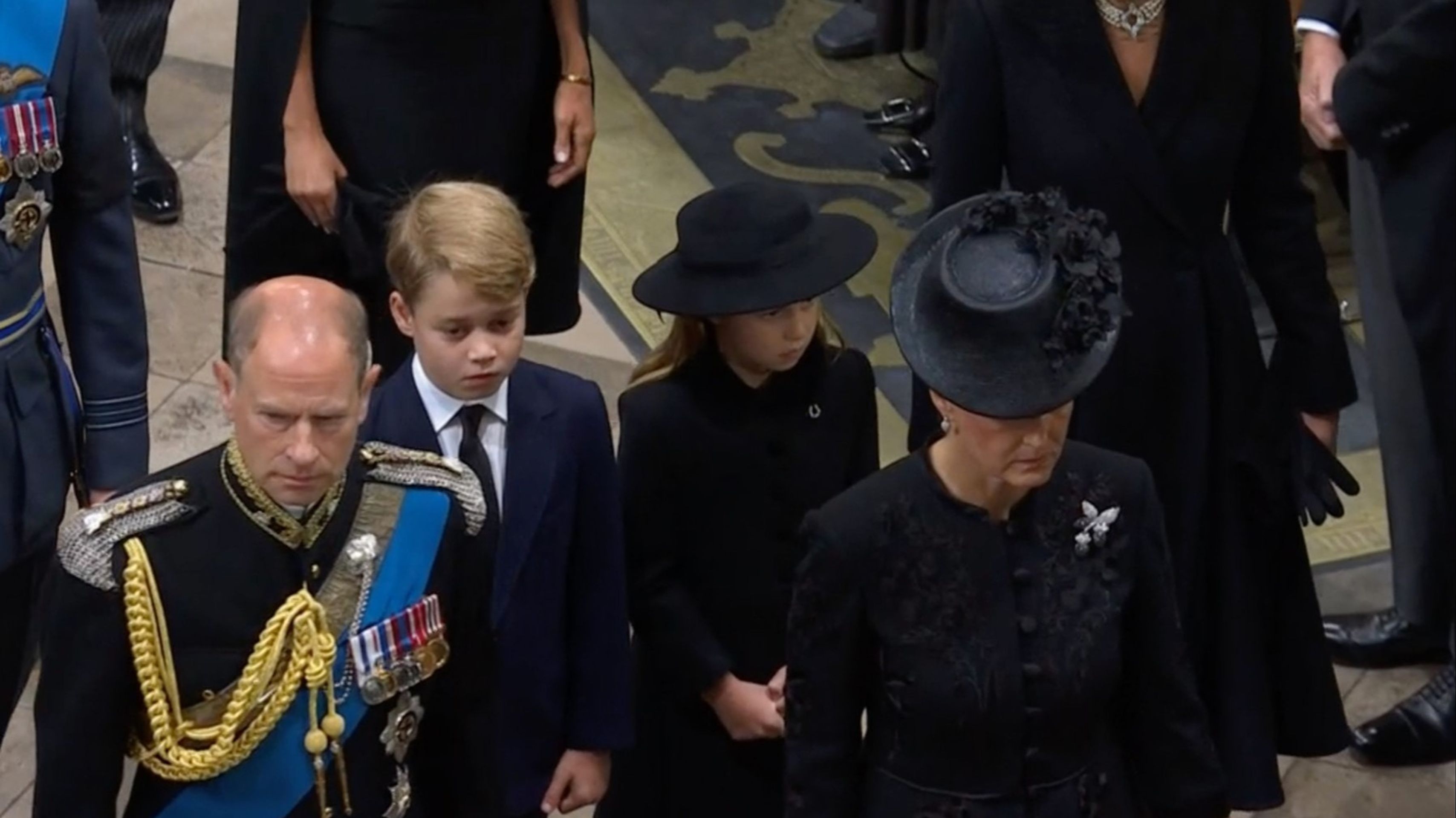 Pohřeb královny Alžběty II. princ George a Charlotte - Královská etiketa - oblékání (4/22)