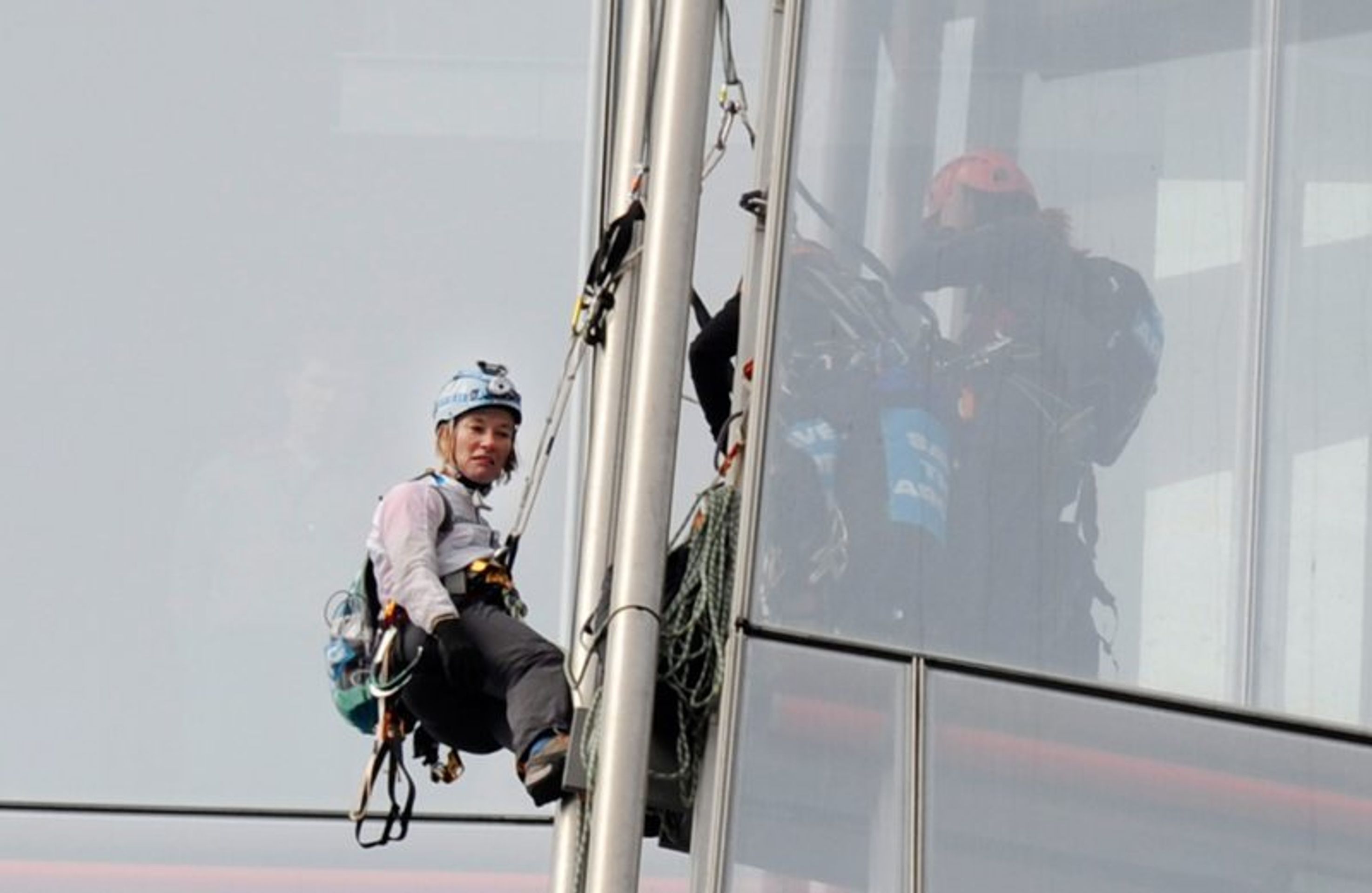 Aktivistky Greenpeace lezou na londýnský mrakodrap - 5 - GALERIE: Aktivistky lezou na londýnský mrakodrap (1/14)