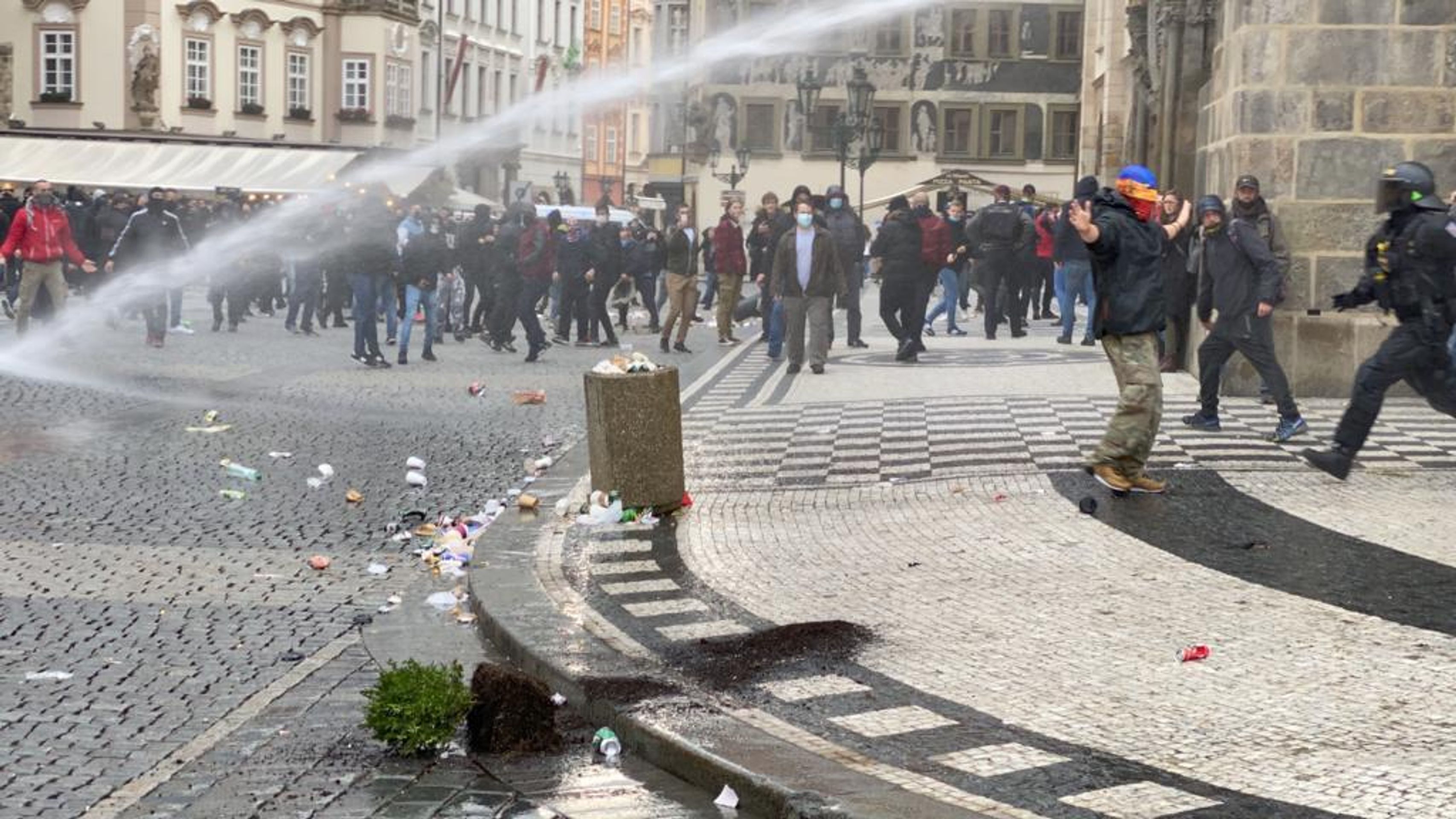 Demonstrace fotbalových chuligánů na Staroměstském náměstí se vyhrotila - 16 - GALERIE: Protestní akce na Staroměstském náměstí se zvrhla (8/23)