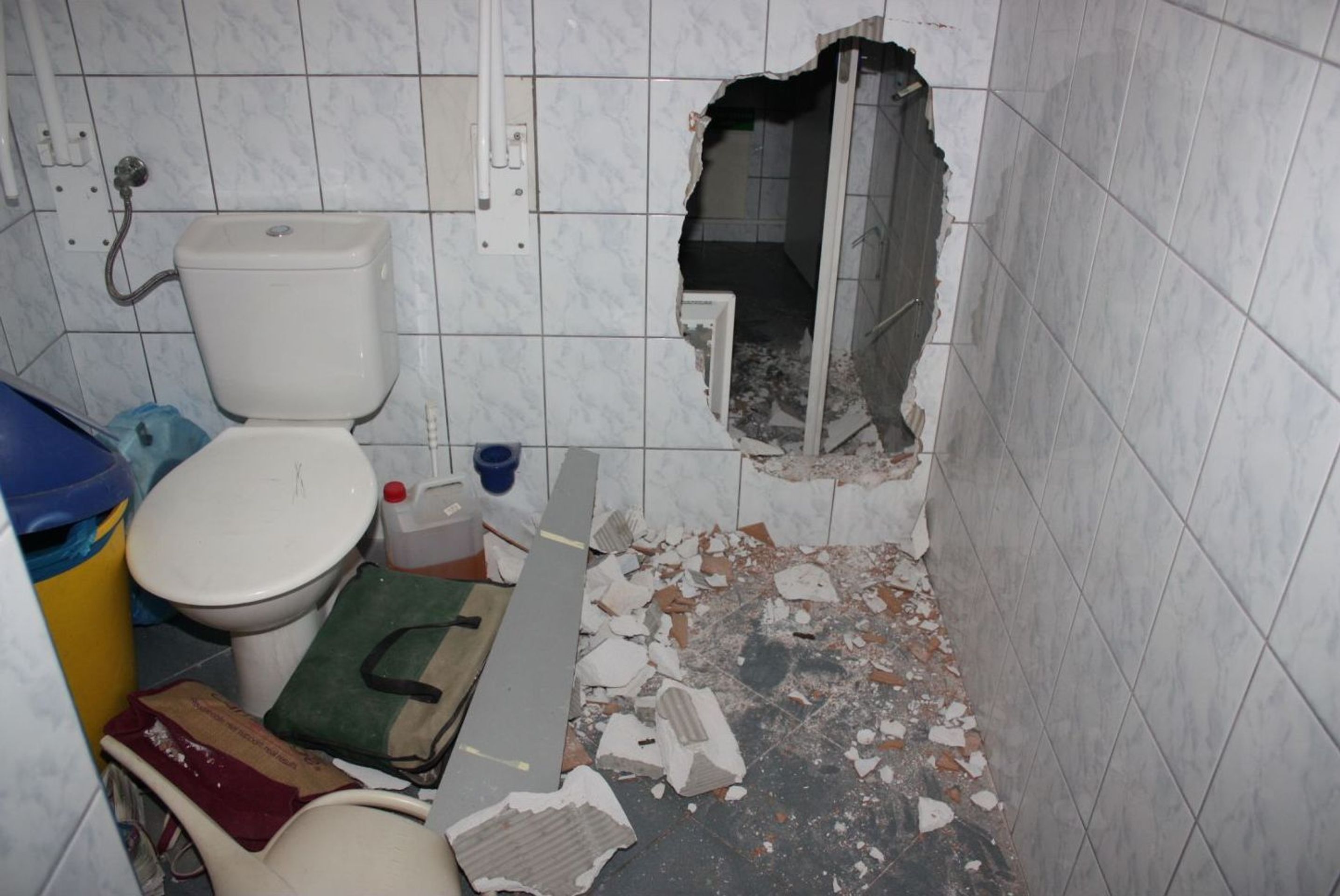 Zloděj u Brna zdemoloval benzínku, pak odešel s prázdnou - 4 - GALERIE: Zloděj zdemoloval benzinku na Brněnsku (2/5)