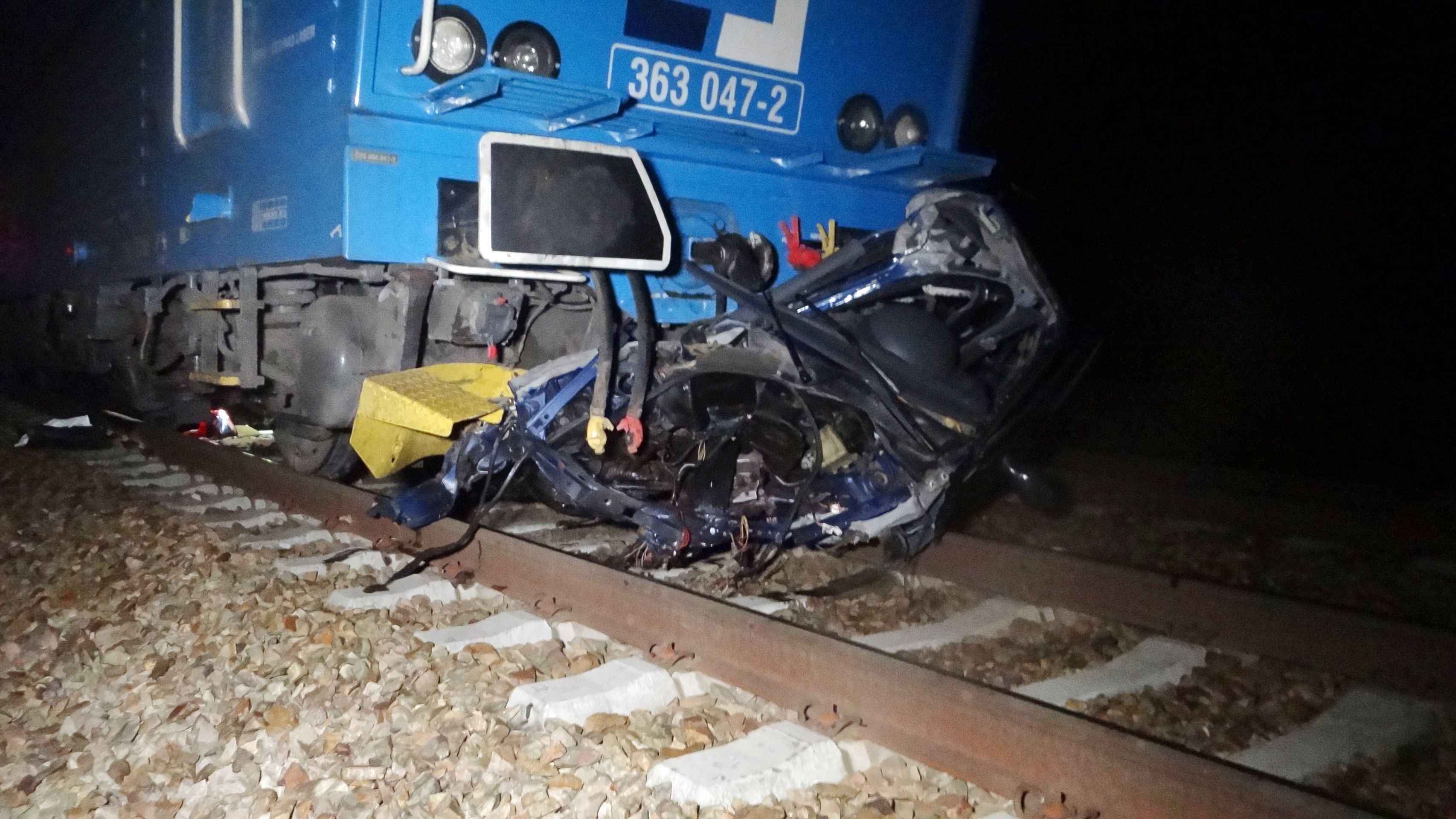 Lokomotiva auto tlačila přes půl kilometru, zbyla z něj hromada šrotu - GALERIE: Střet vlaku s autem na Rokycansku (4/5)