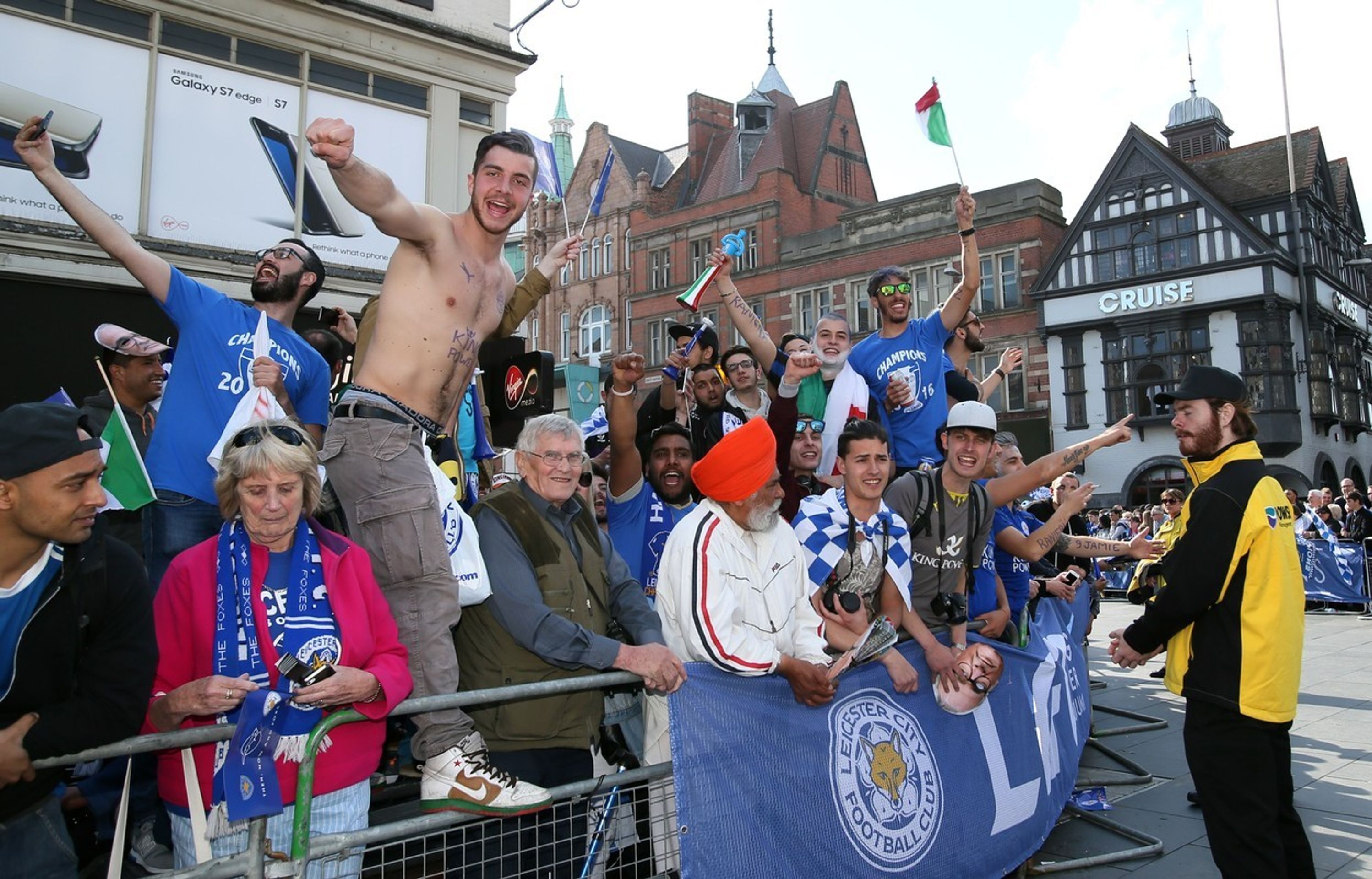 V Leicesteru slavili senzační titul v Premier League - 6 - GALERIE: V Leicesteru slavili senzační titul v Premier League (7/12)