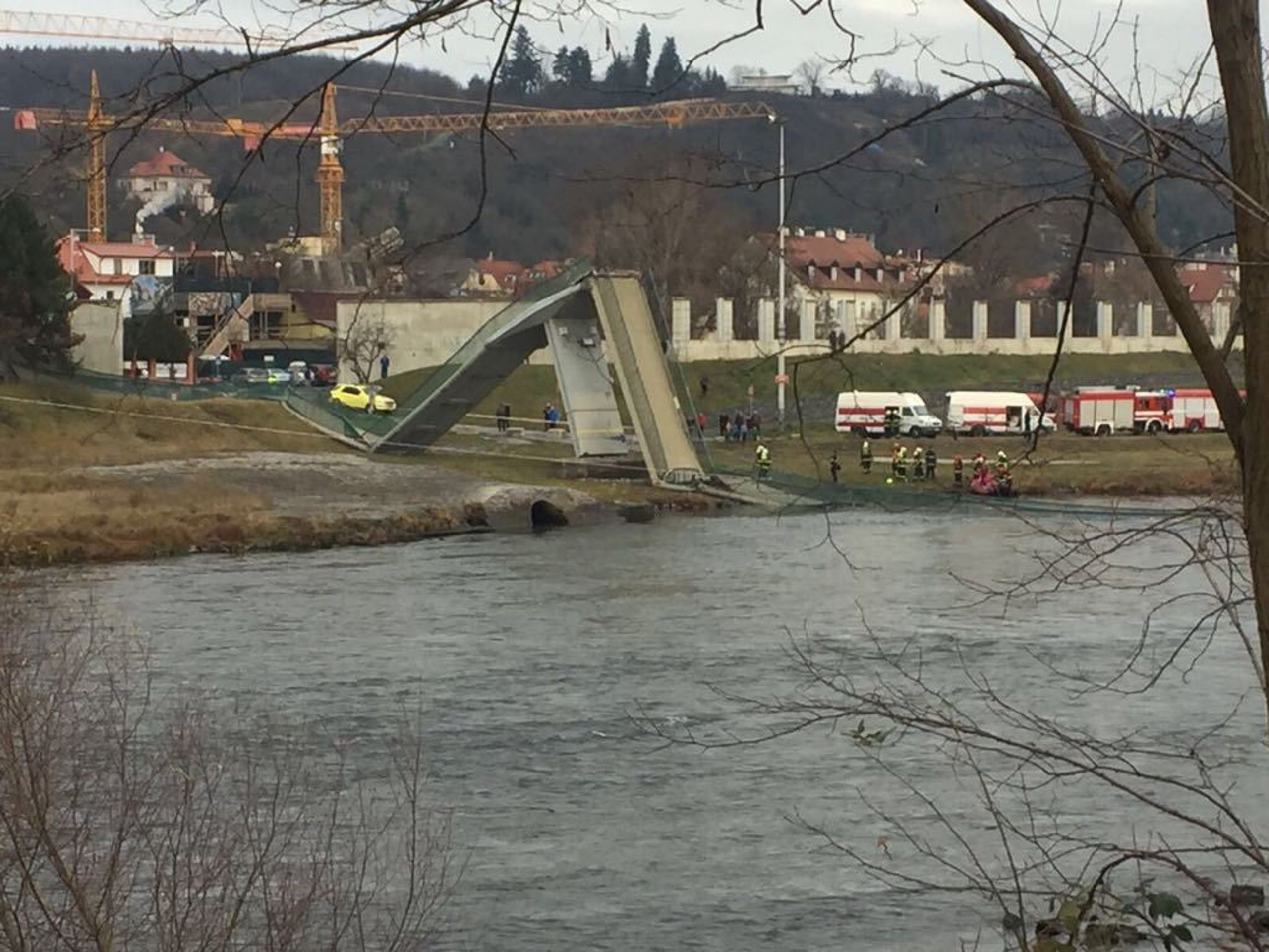 Pád lávky v Troji - 2 - GALERIE: Pěší lávka se propadla u Trojského mostu do Vltavy (6/12)
