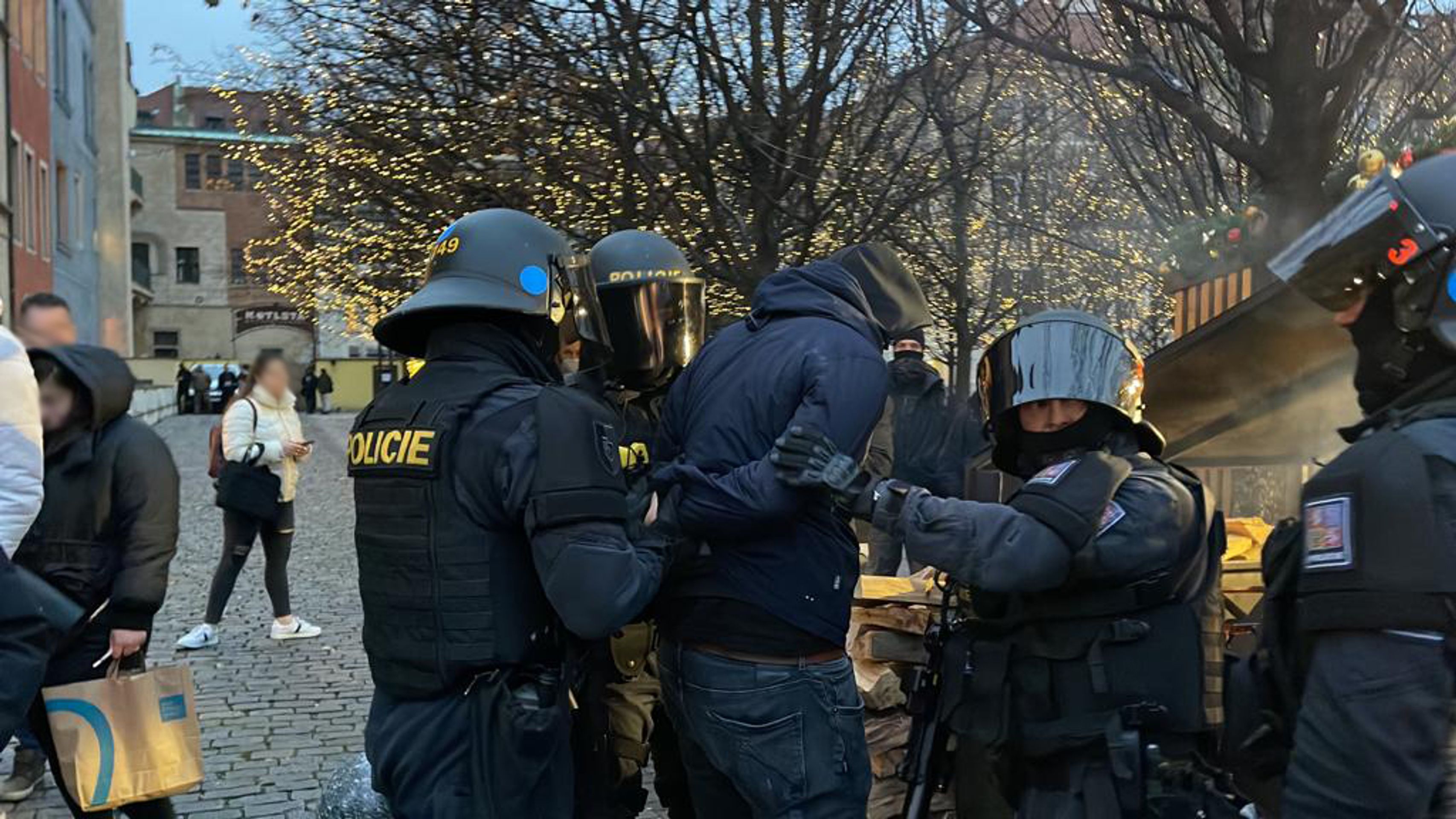 Policejní zákrok proti holandským fanouškům na Staroměstském náměstí (10) - Policejní zákrok proti holandským fanouškům (9/11)