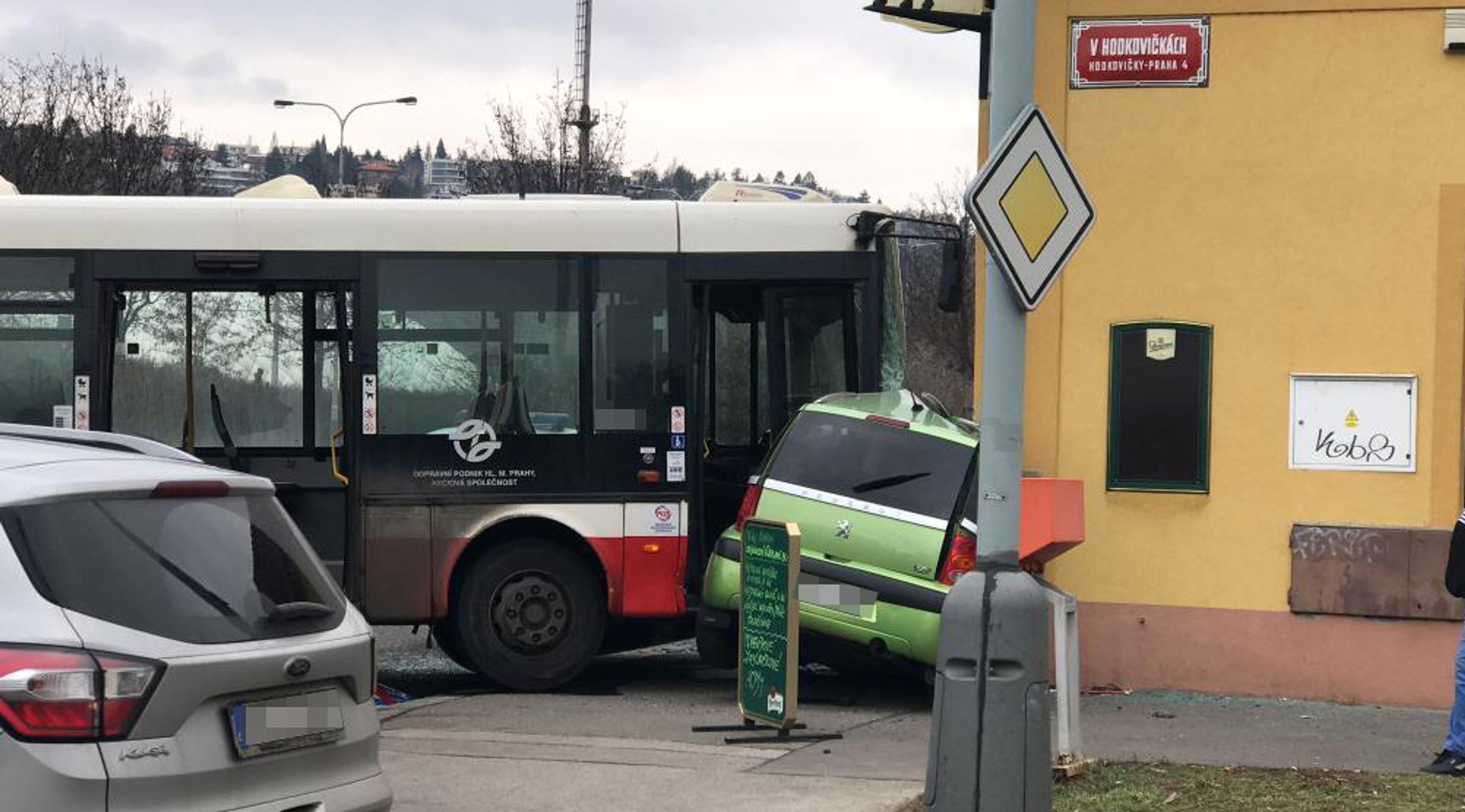 Vážná nehoda autobusu a dvou aut v Modřanech - 4 - GALERIE: Vážná nehoda autobusu a dvou aut v Modřanech (3/6)
