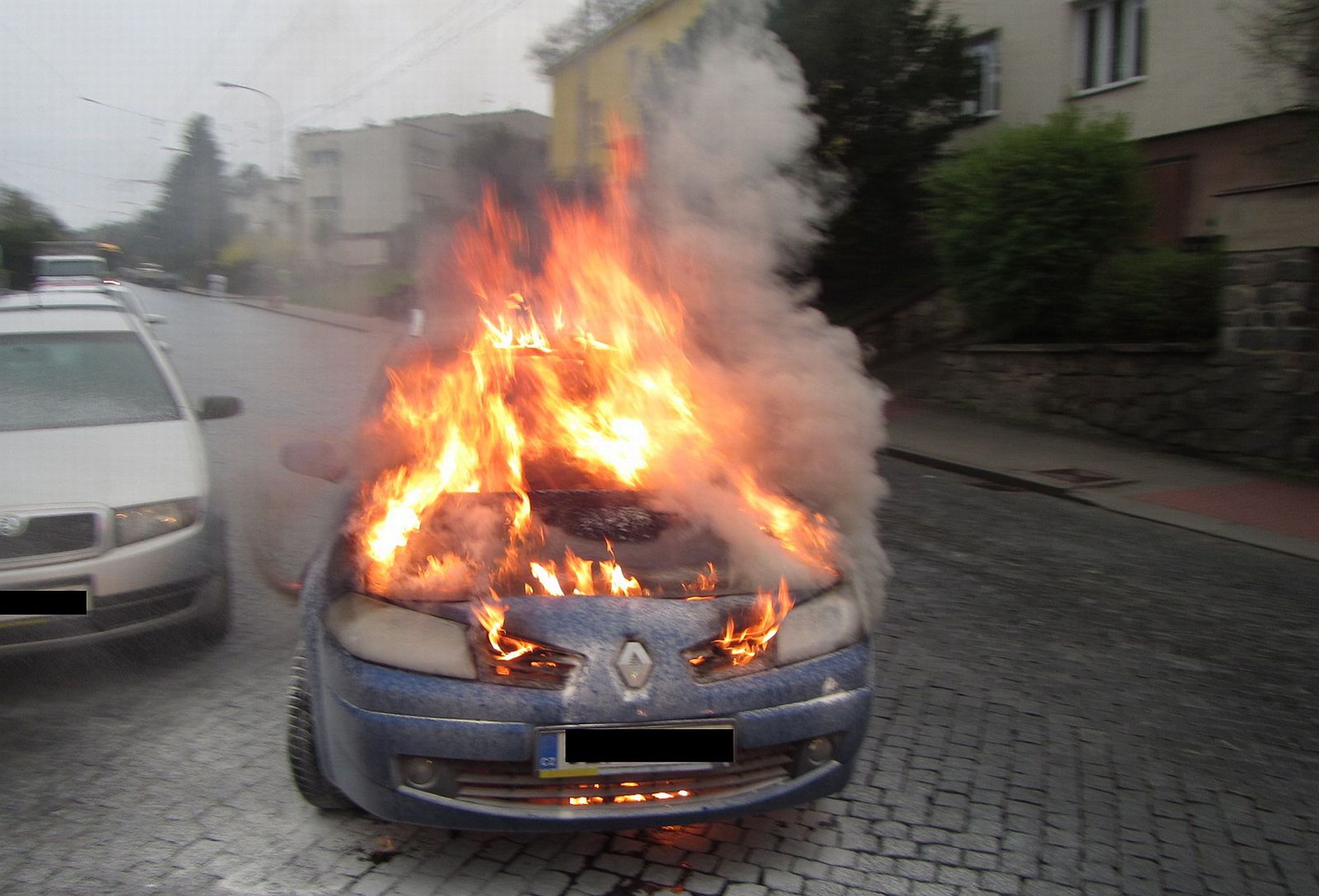 Řidičce začalo ve Zlíně hořet auto za jízdy - GALERIE: Ve Zlíně začalo hořet auto za jízdy (5/5)