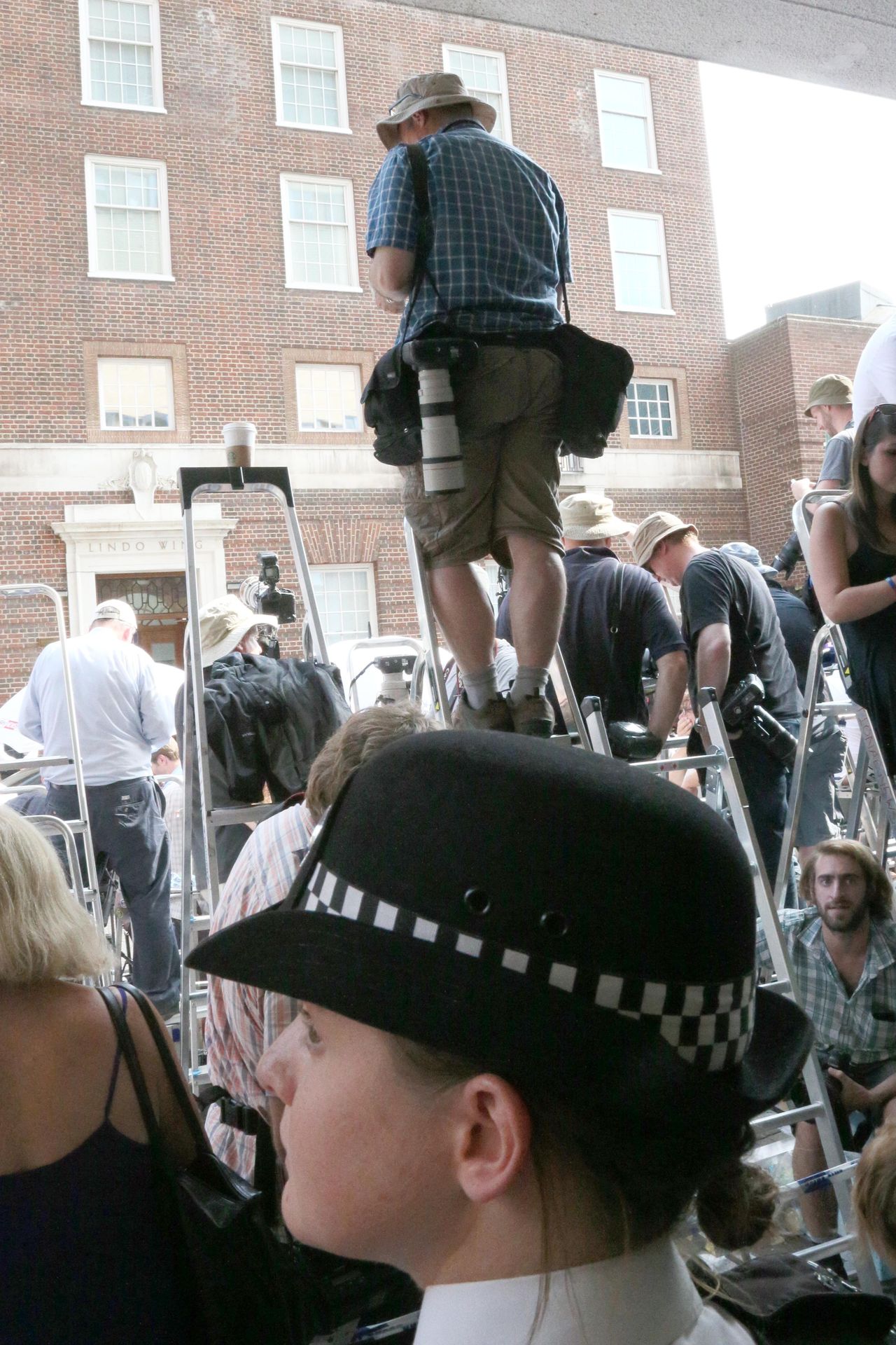 Porod následníka britského trůnu - 18 - GALERIE: Britové a šílenství kolem porodu následníka trůnu (3/26)