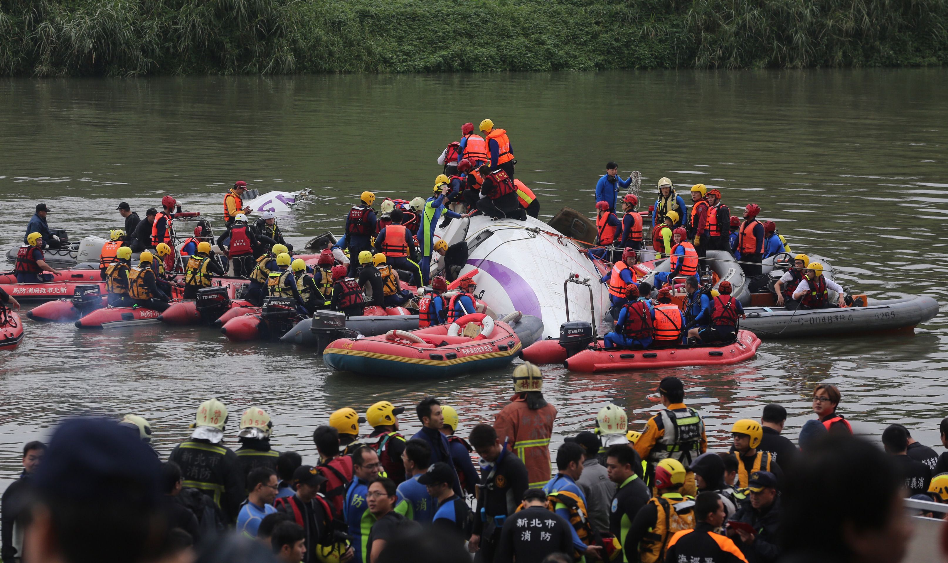 Záchrana pasažérů zříceného letadla na Taiwanu - 1 - FOTOGALERIE: Pád letadla společnosti TransAsia na Taiwanu (7/7)