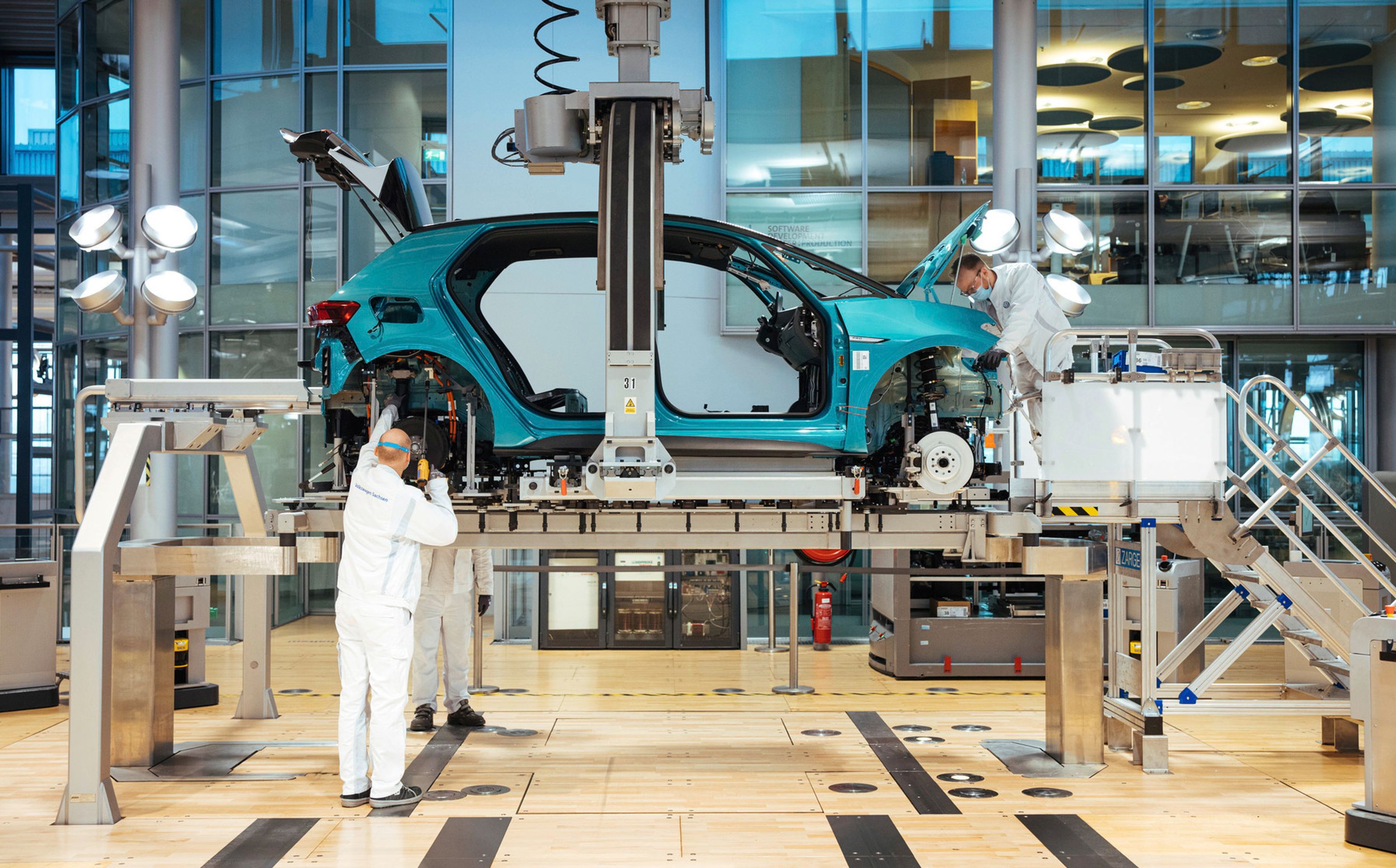 Skleněná manufaktura Volkswagenu v Drážďanech - 5 - Fotogalerie: Unikátní skleněná manufaktura na volkswageny (1/7)
