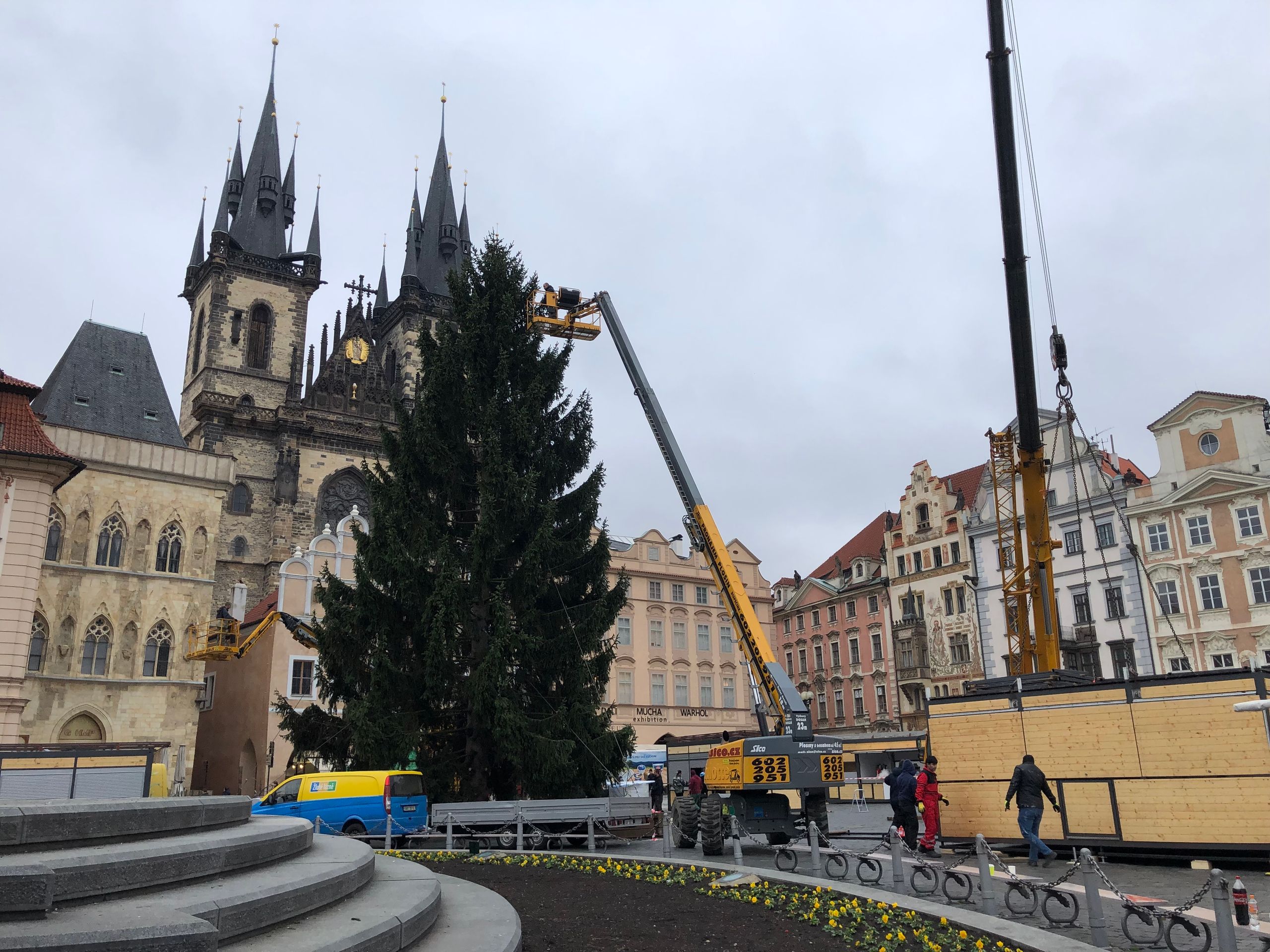 Vánoční strom na Staroměstském náměstí - 2 - GALERIE: Vánoční strom na Staroměstském náměstí (2/7)